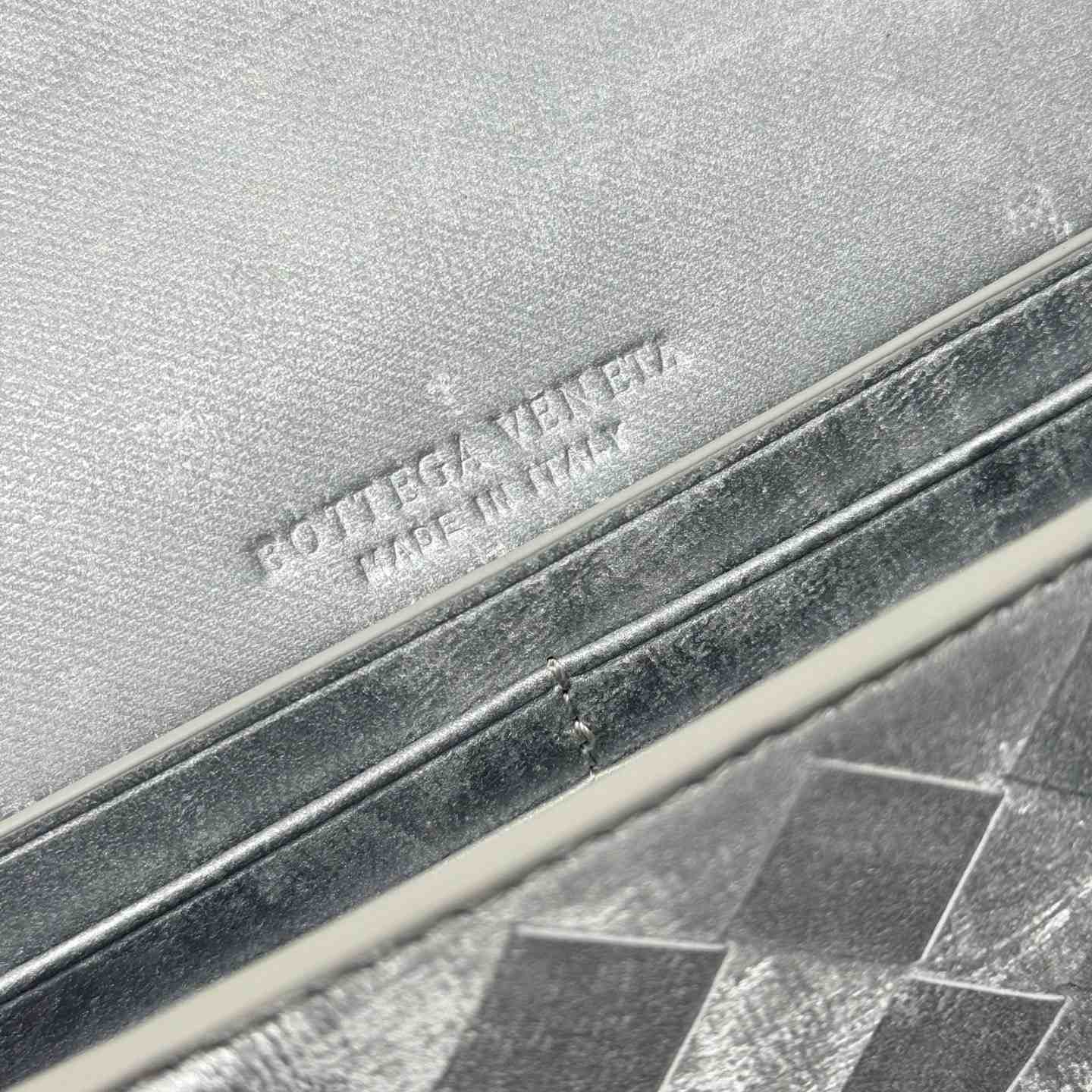 Bottega Veneta Andiamo Clutch 31*13*3cm - FashionPlug