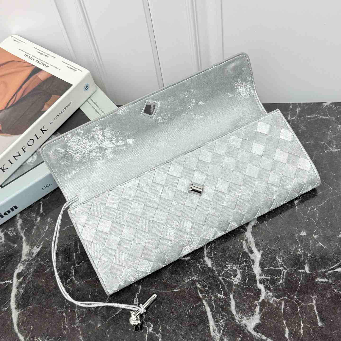 Bottega Veneta Andiamo Clutch 31*13*3cm - FashionPlug