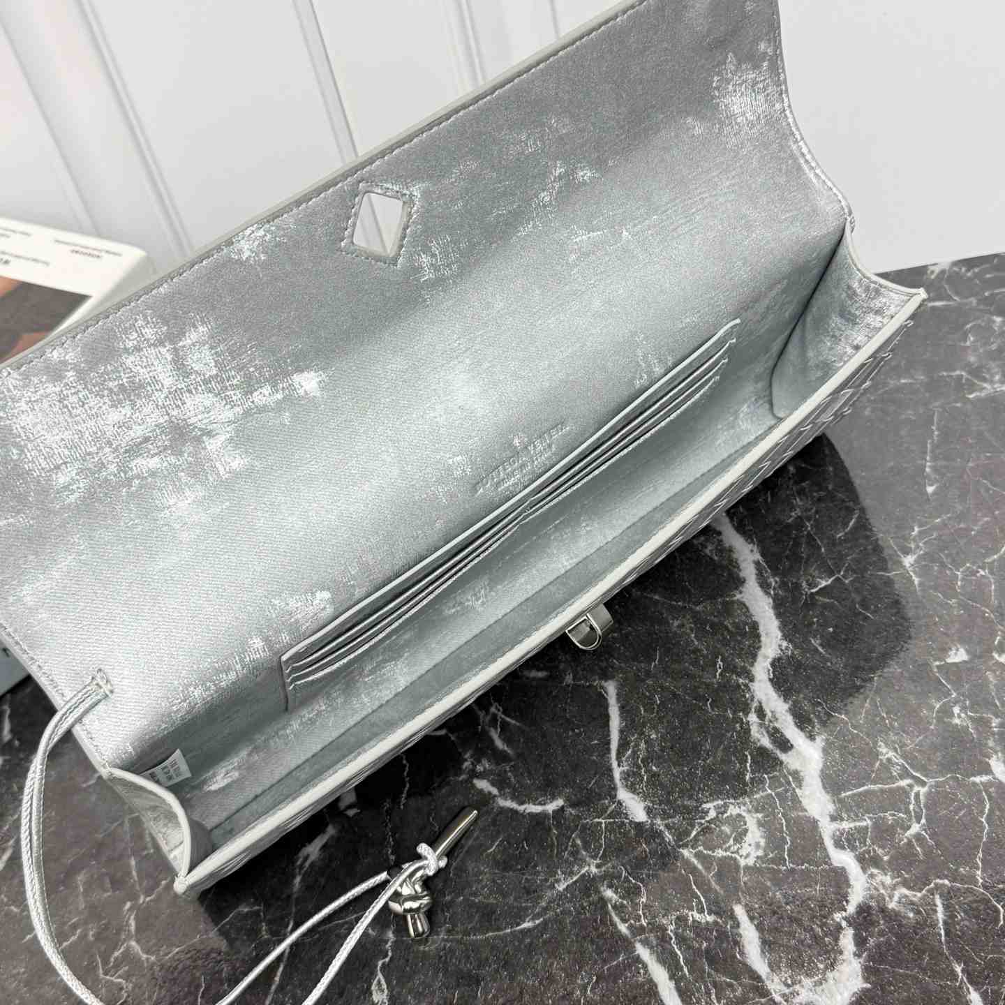 Bottega Veneta Andiamo Clutch 31*13*3cm - FashionPlug