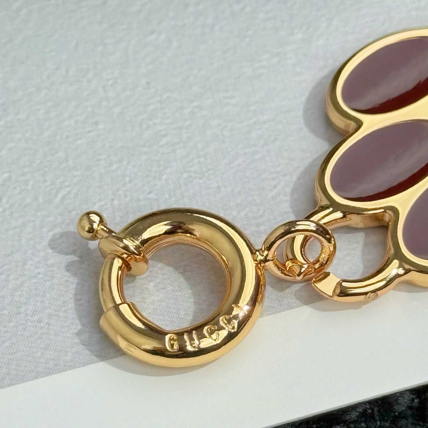 Gucci Paw-shaped Charm - FashionPlug