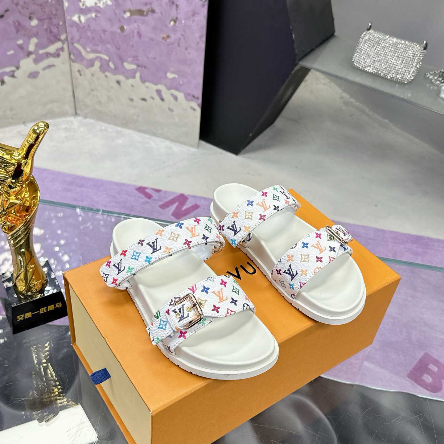 Louis Vuitton LV x TM Bom Dia Flat Comfort Mule 1AJLI7 - FashionPlug