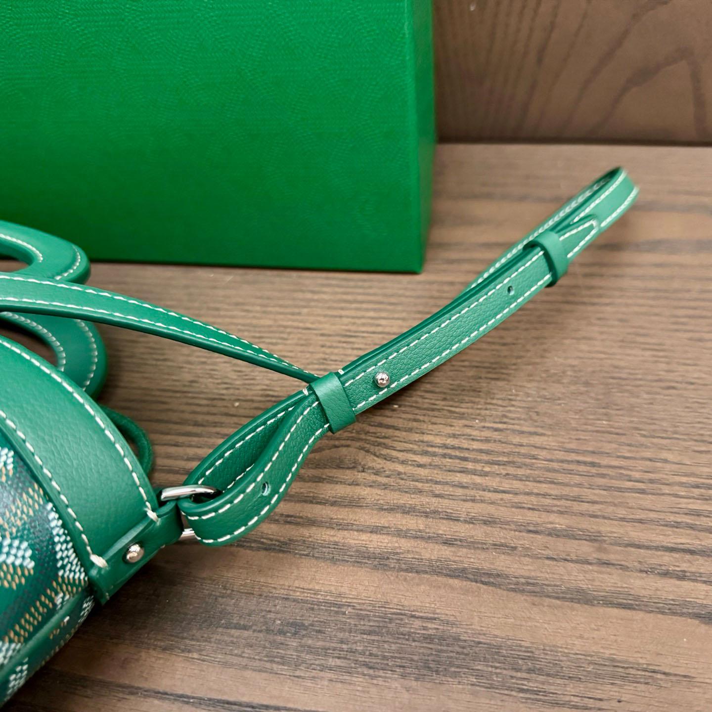 Goyard Beluga Mini Bag - FashionPlug