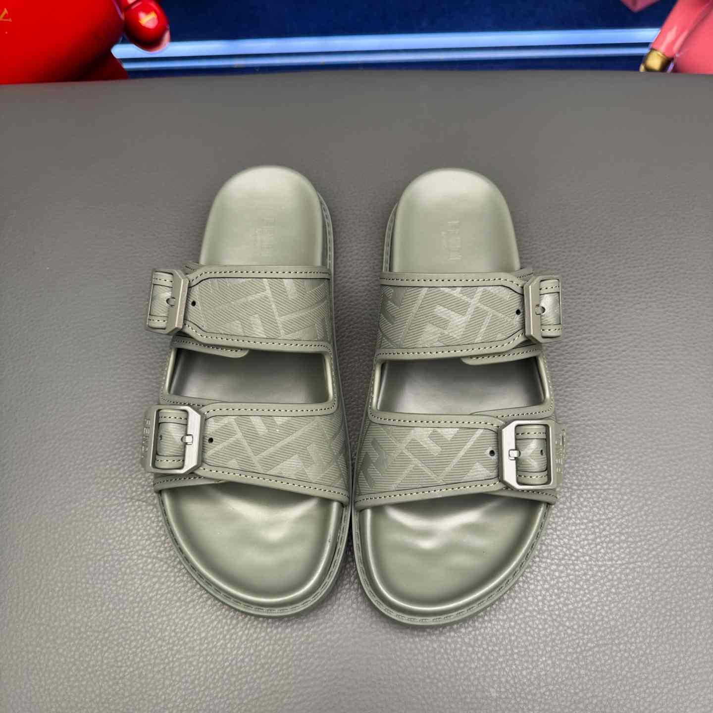 Fendi Feel Logo Sandals - FashionPlug