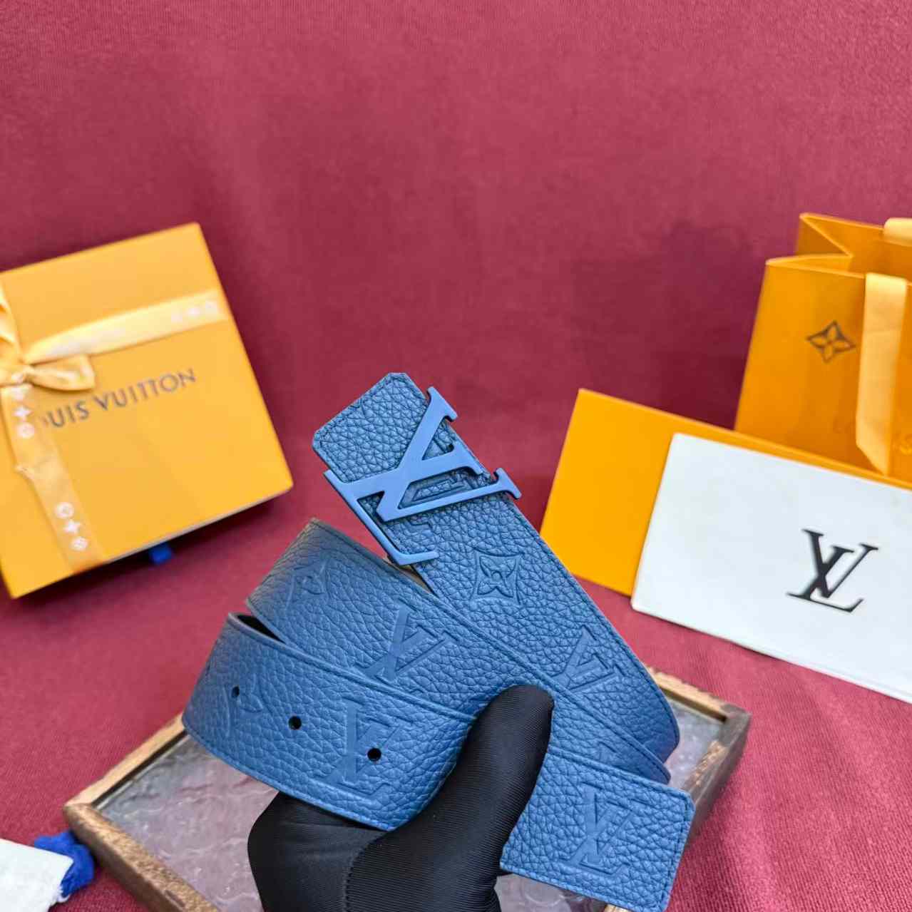 Louis Vuitton LV Taurillon 40mm Reversible Belt M8663Q - FashionPlug