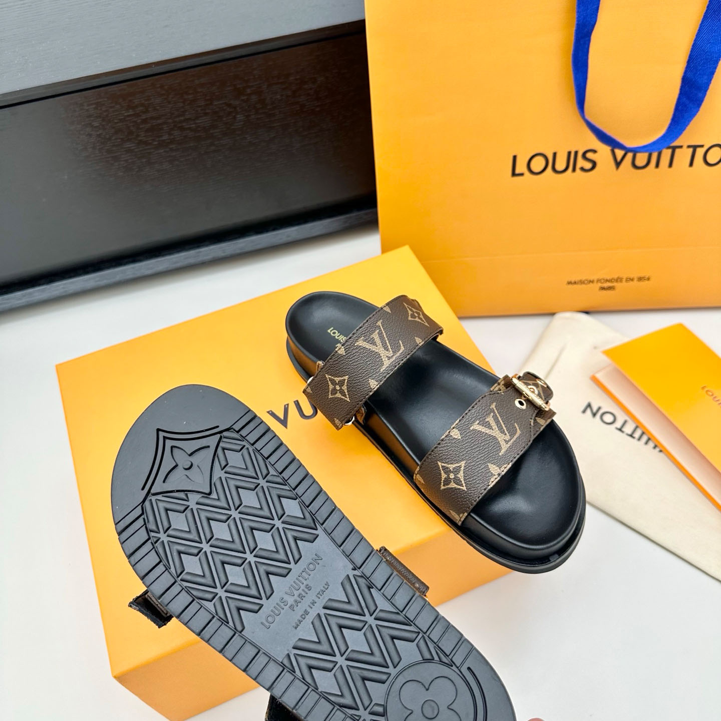 Louis Vuitton Bom Dia Flat Comfort Mule 1AAW8N - FashionPlug