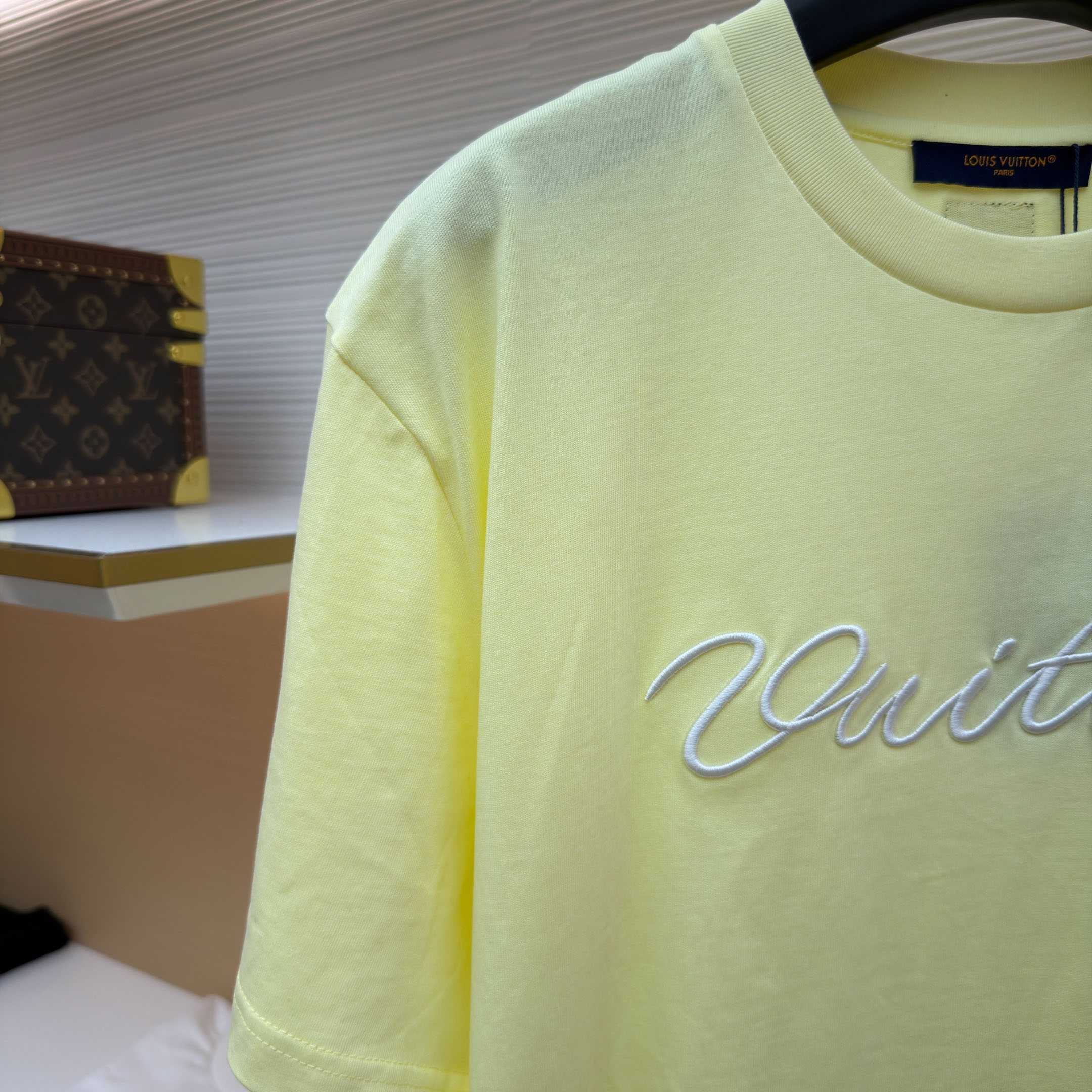 Louis Vuitton Embroidered Signature Short-Sleeved T-Shirt 1AJWY7 - FashionPlug