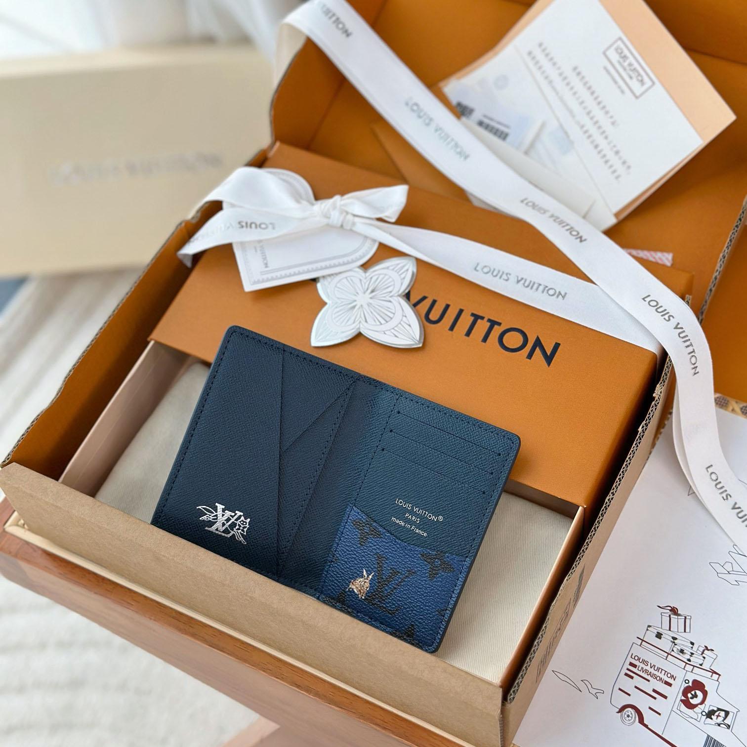 Louis Vuitton Passport Cover  M27052 - FashionPlug