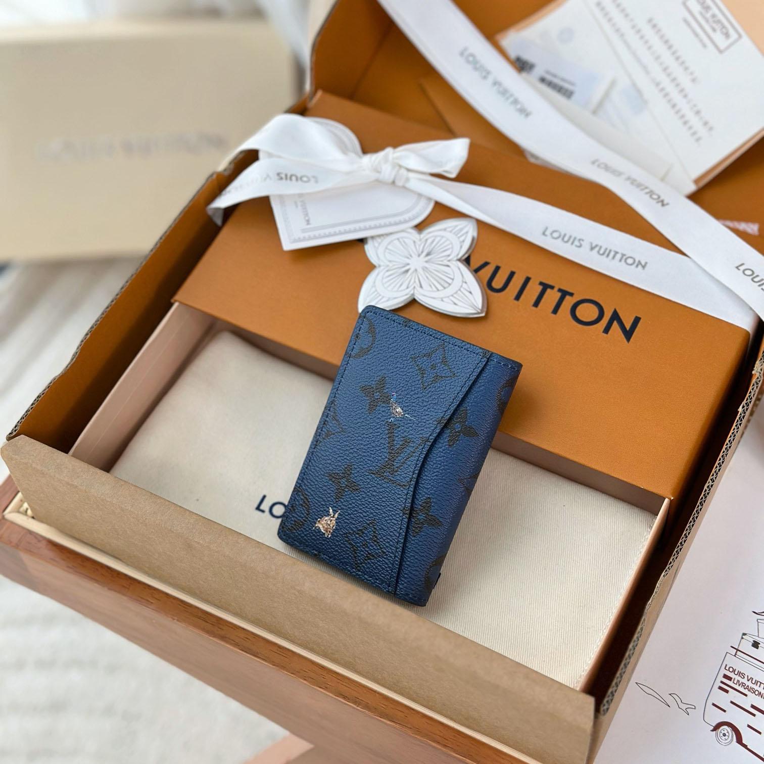 Louis Vuitton Passport Cover  M27052 - FashionPlug