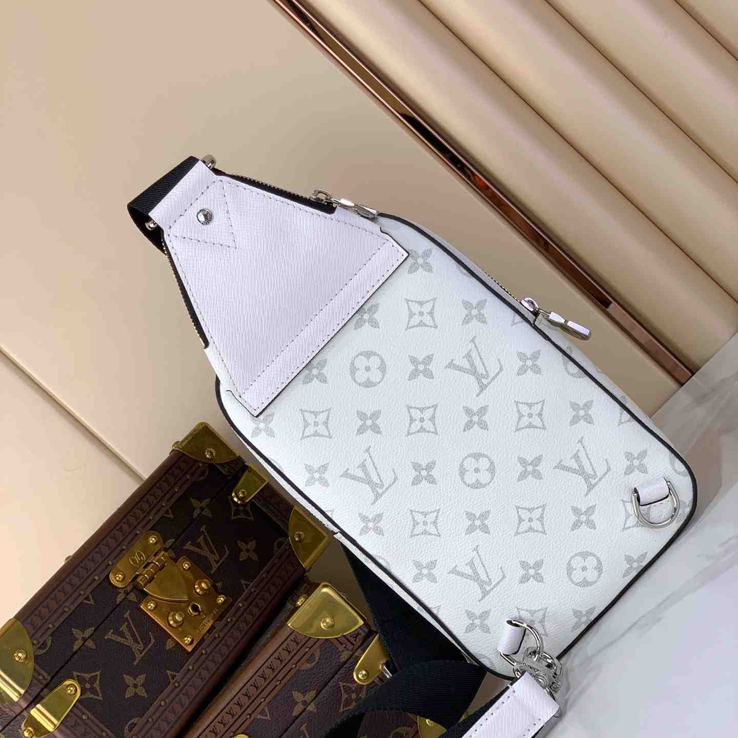 Louis Vuitton Avenue Slingbag PM   M28397 - FashionPlug