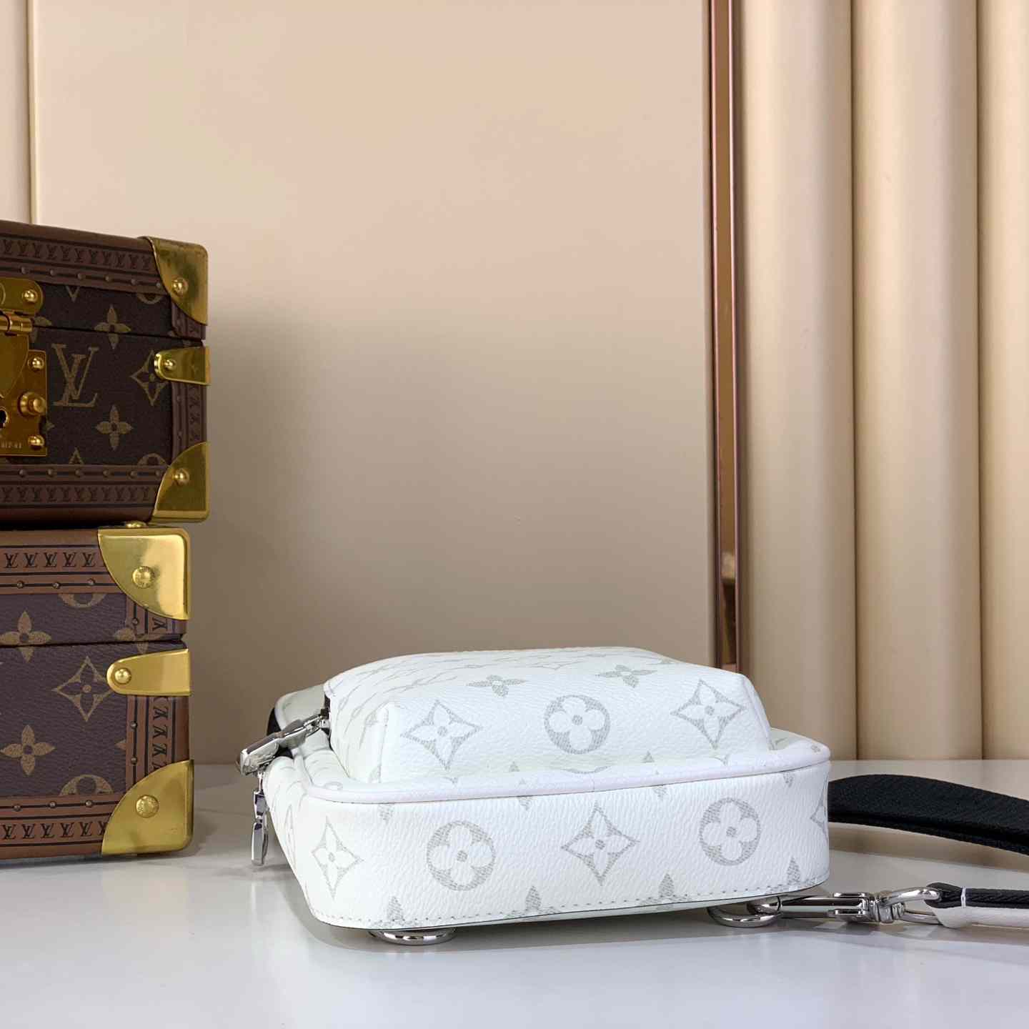 Louis Vuitton Avenue Slingbag PM   M28397 - FashionPlug