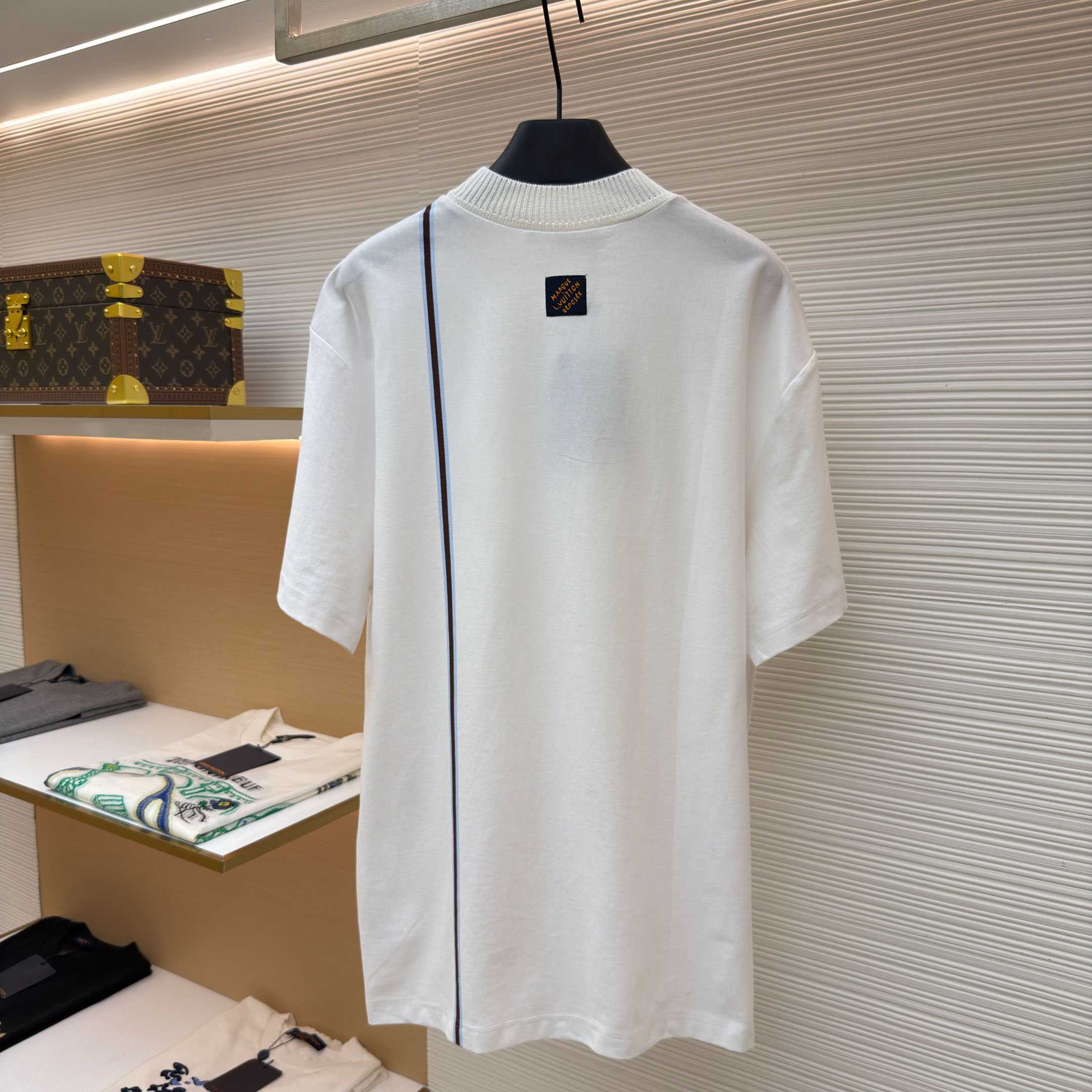 Louis Vuitton Signature T-Shirt 1AIKCE - FashionPlug