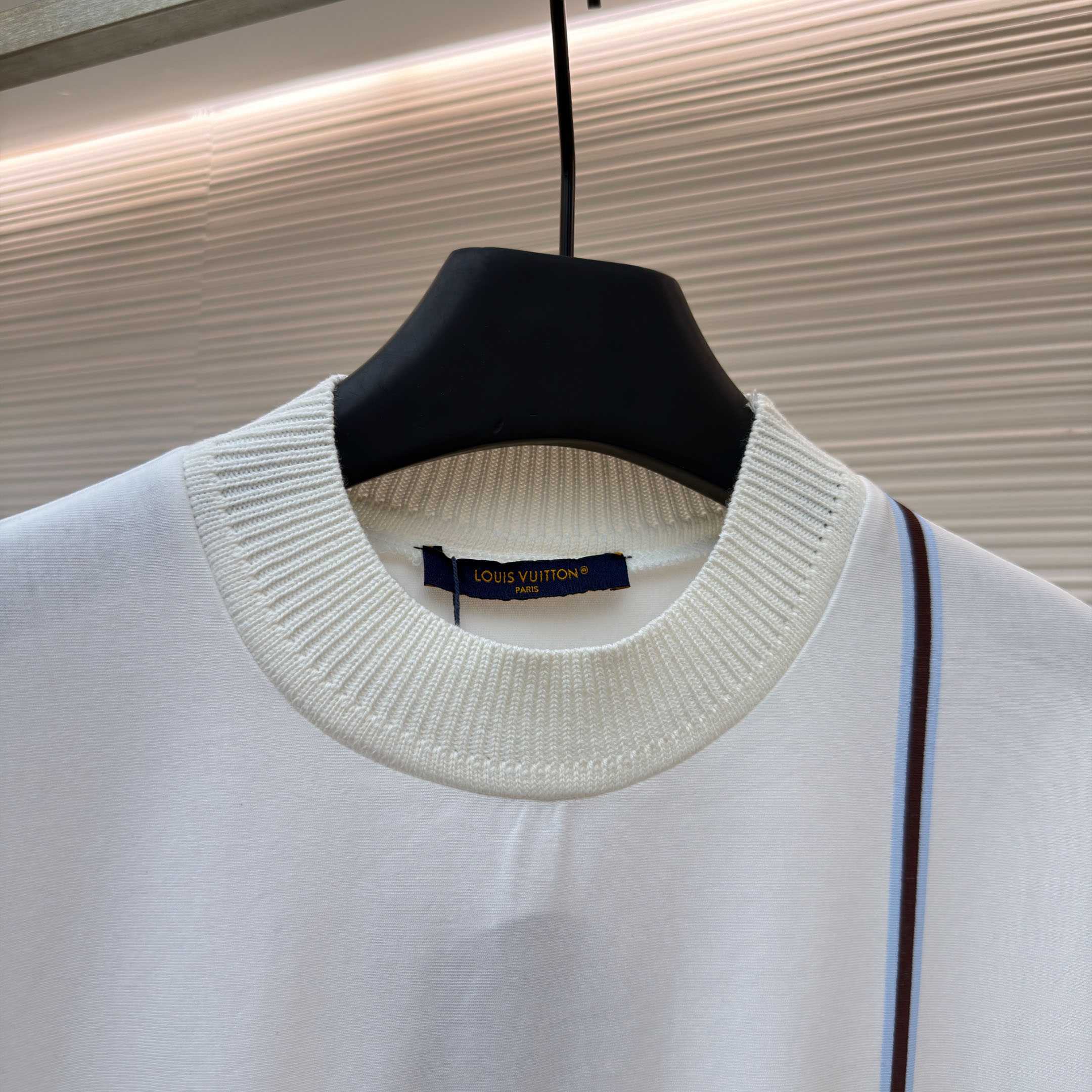 Louis Vuitton Signature T-Shirt 1AIKCE - FashionPlug