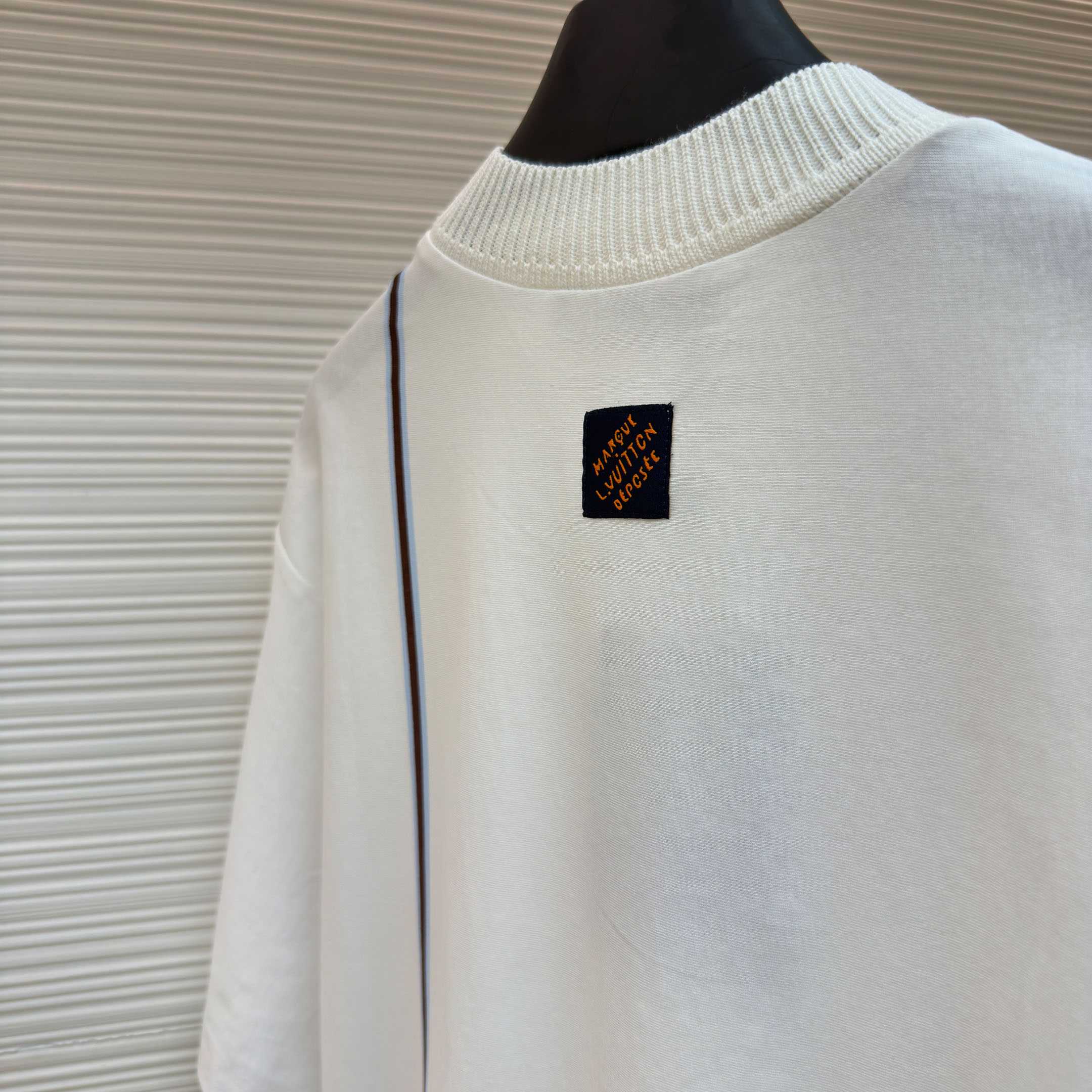 Louis Vuitton Signature T-Shirt 1AIKCE - FashionPlug