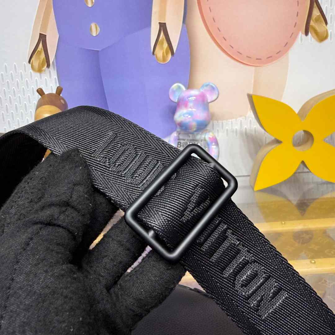 Louis Vuitton Avenue Slingbag PM   M15255 - FashionPlug