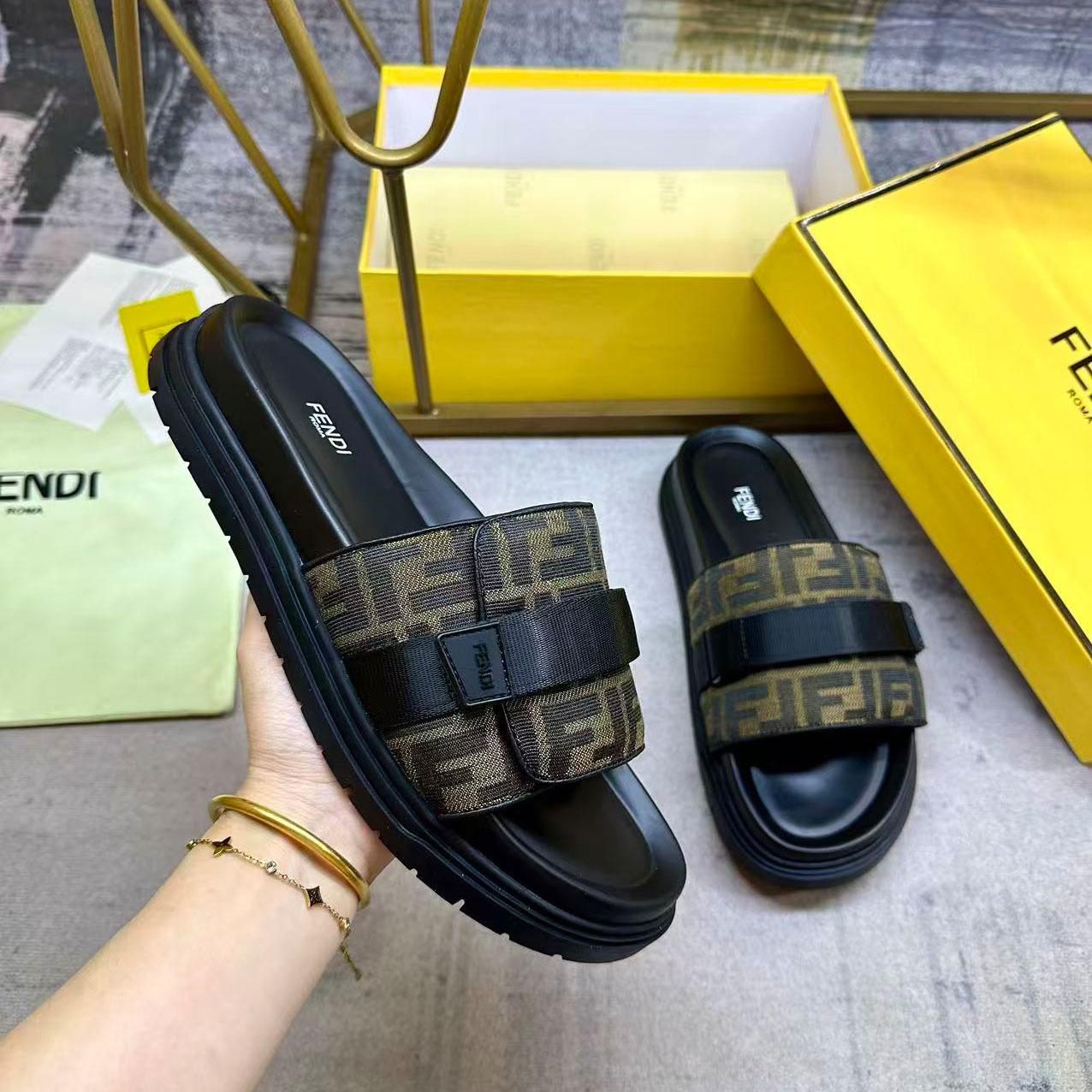 Fendi Chunky Slides - FashionPlug