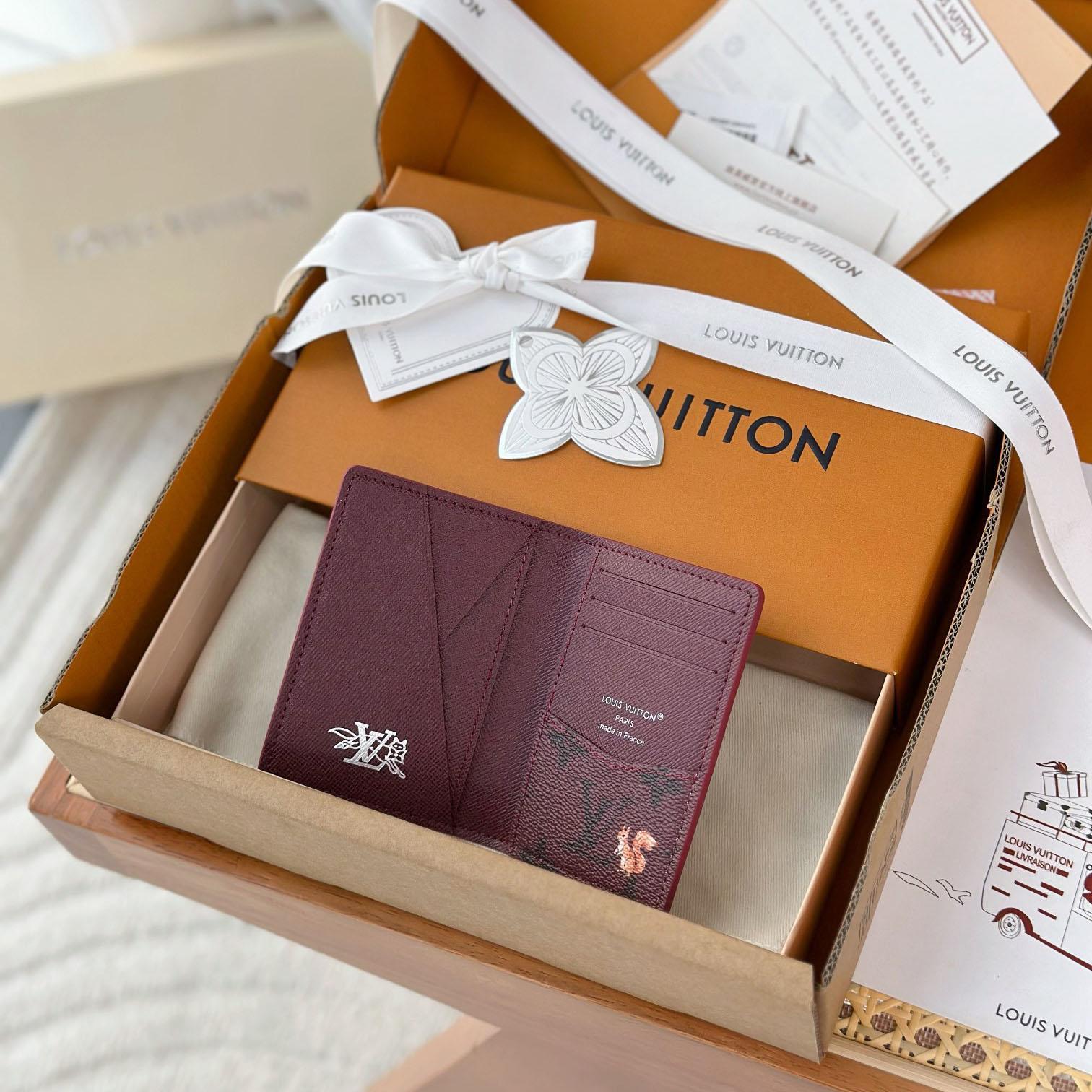 Louis Vuitton Passport Cover  M27021 - FashionPlug