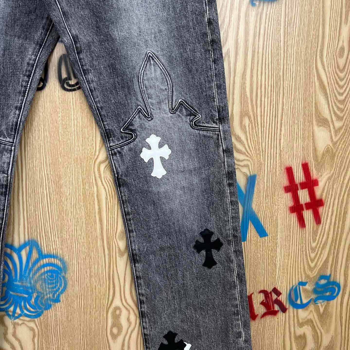 Chrome Hearts Cross Patch Fleur Knee Jeans - FashionPlug