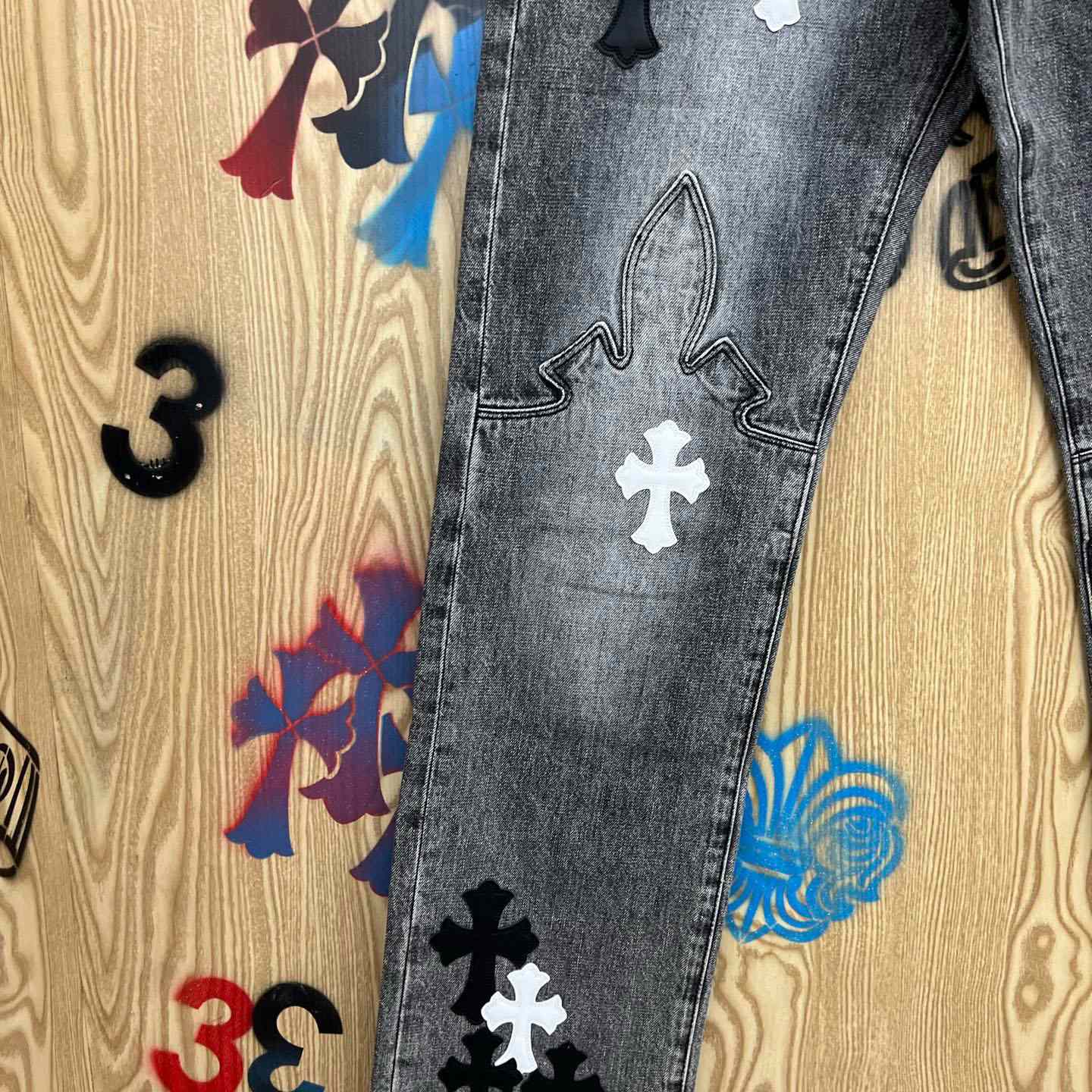Chrome Hearts Cross Patch Fleur Knee Jeans - FashionPlug