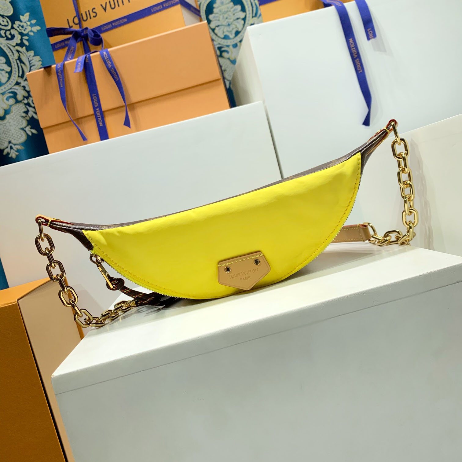 Louis Vuitton Bumbag M27237 - FashionPlug