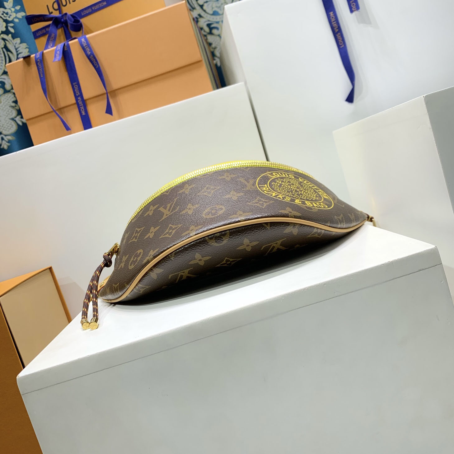 Louis Vuitton Bumbag M27237 - FashionPlug