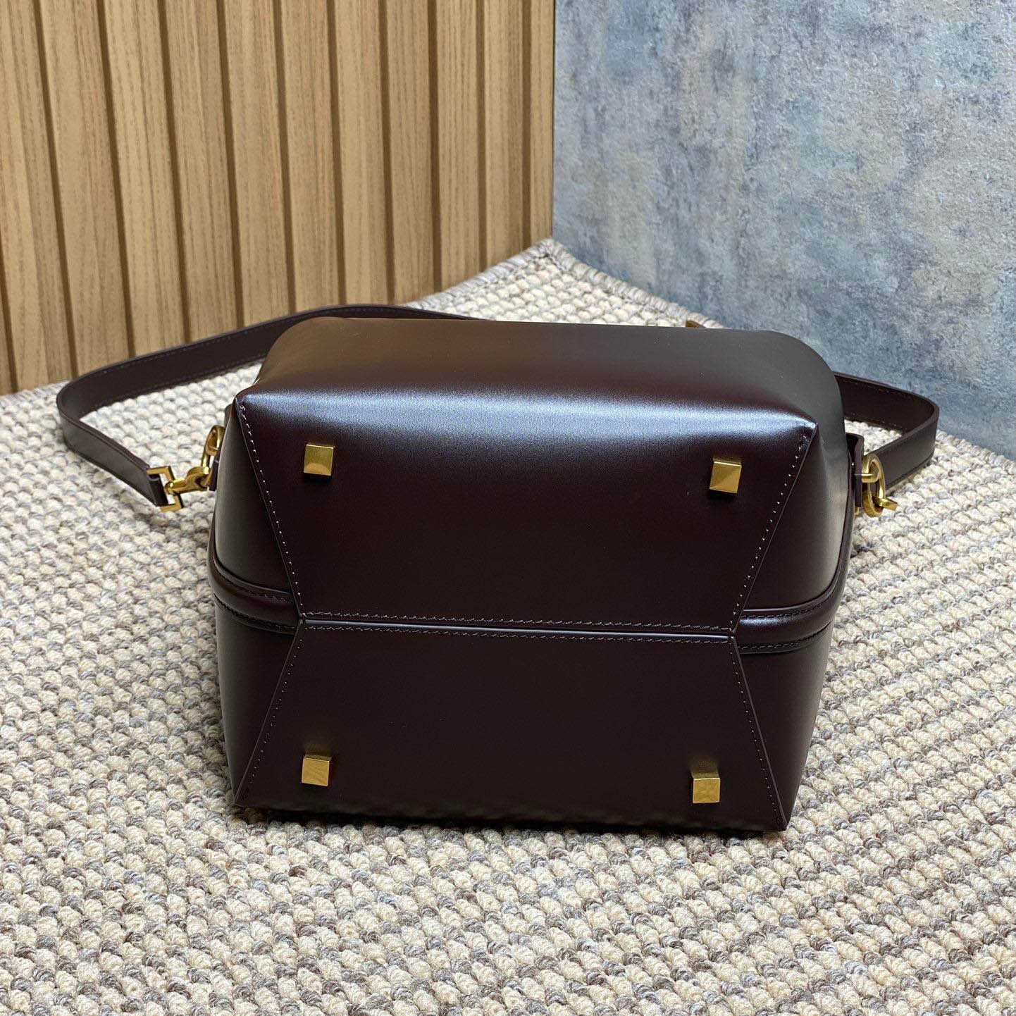 Saint Laurent Le 37 In Shiny Leather - FashionPlug