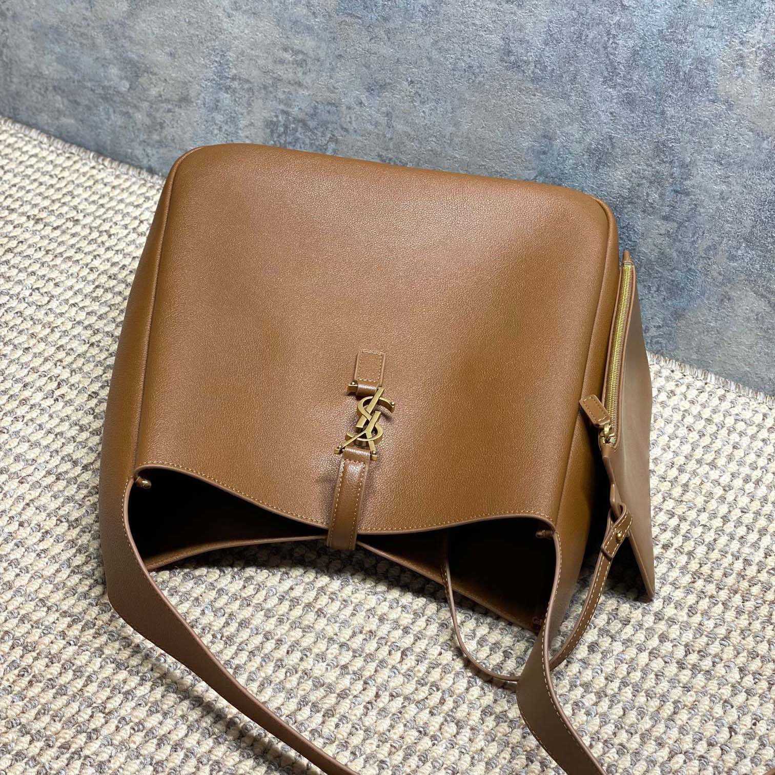 Saint Laurent LE 5 À 7 Supple LARGE In Grained Leather - FashionPlug