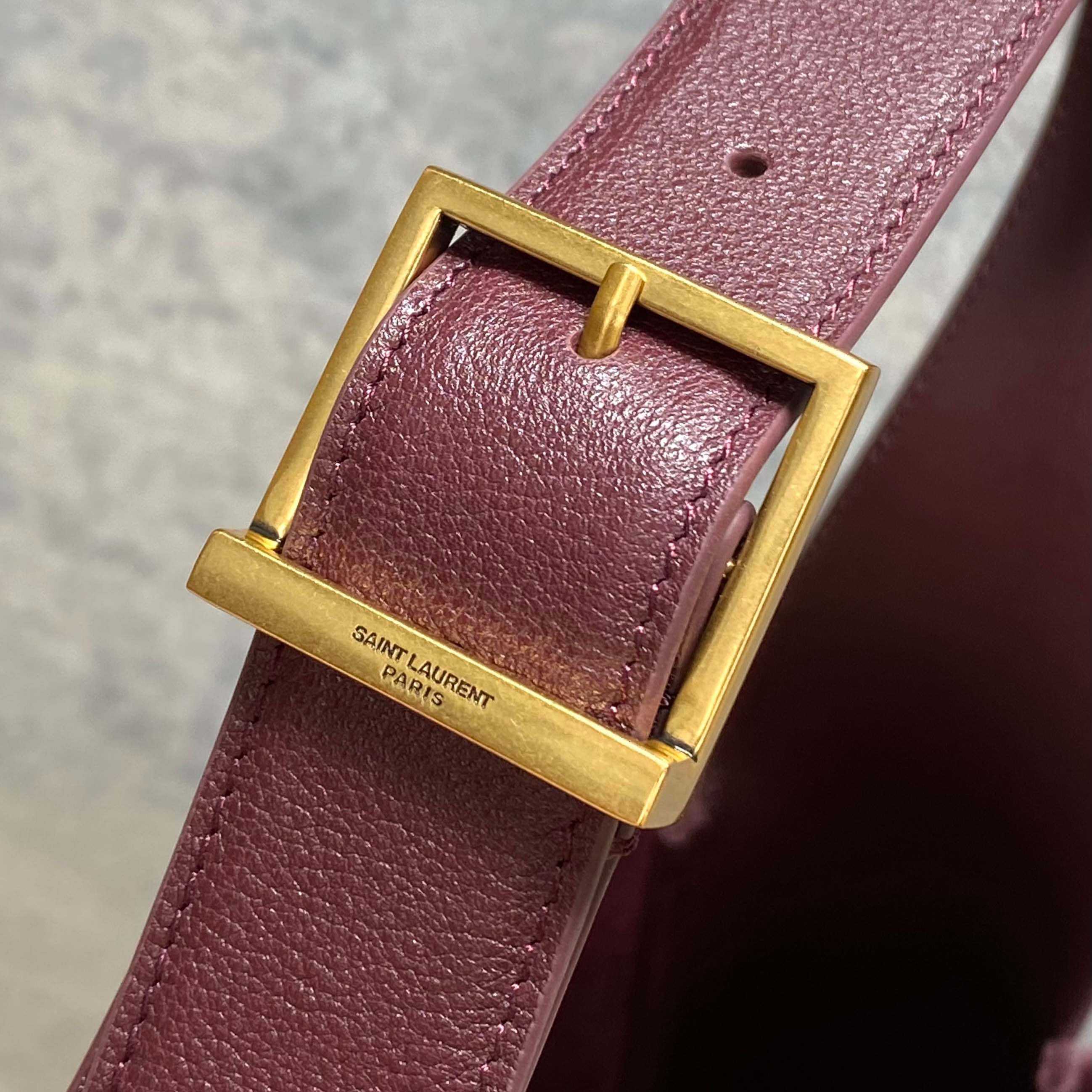Saint Laurent LE 5 À 7 supple Large In Grained Leather - FashionPlug