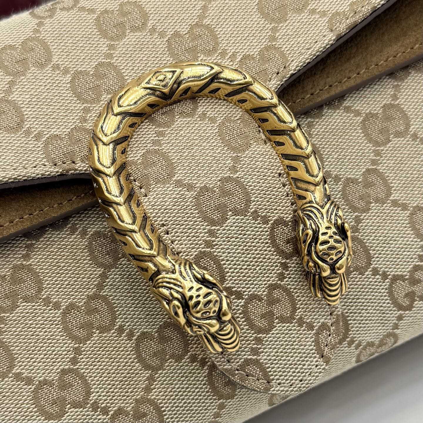 Gucci Dionysus Medium Shoulder Bag - FashionPlug