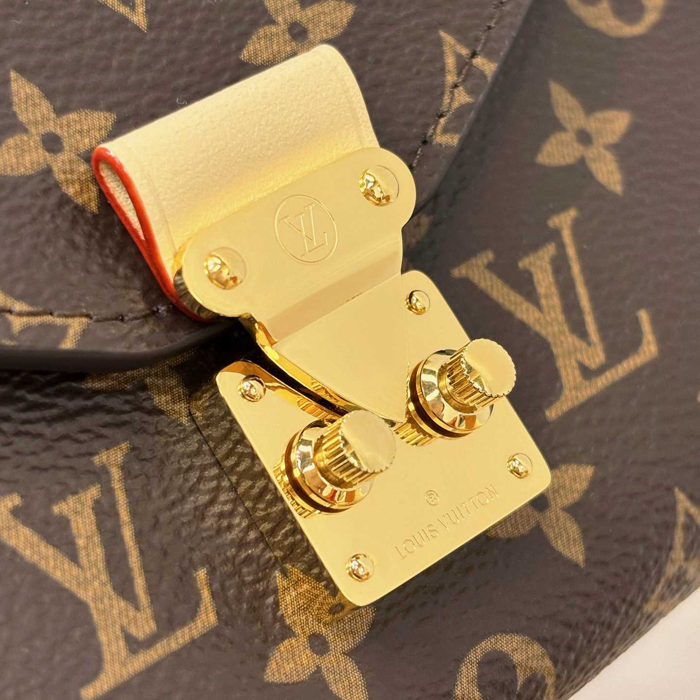 Louis Vuitton Pouch Metis Belt M4588Z - FashionPlug
