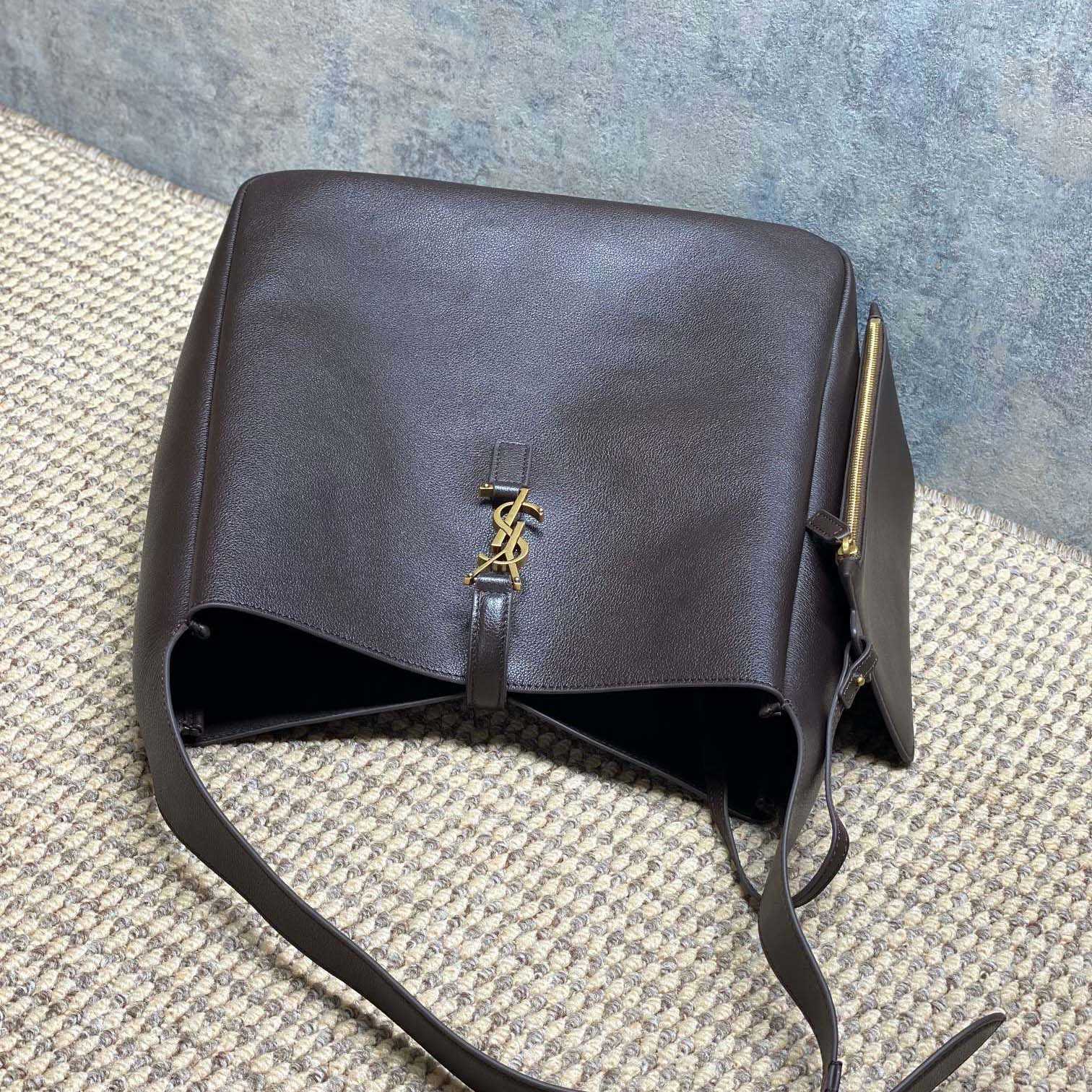 Saint Laurent LE 5 À 7 Supple LARGE In Grained Leather - FashionPlug
