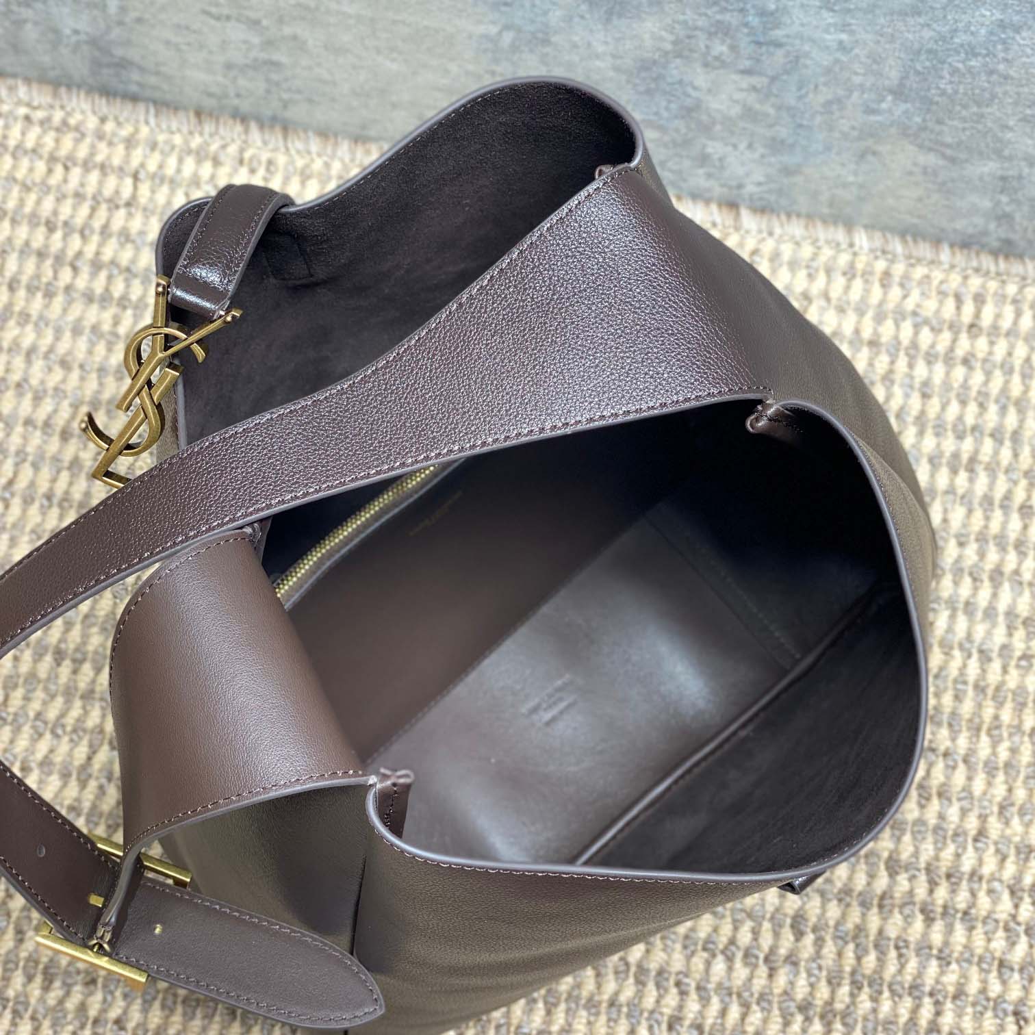 Saint Laurent LE 5 À 7 Supple LARGE In Grained Leather - FashionPlug