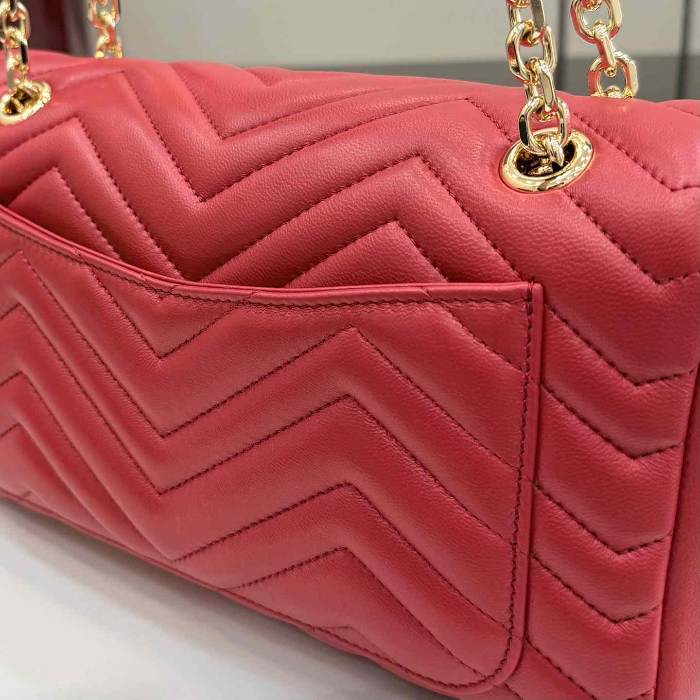Gucci GG Marmont Medium Shoulder Bag - FashionPlug