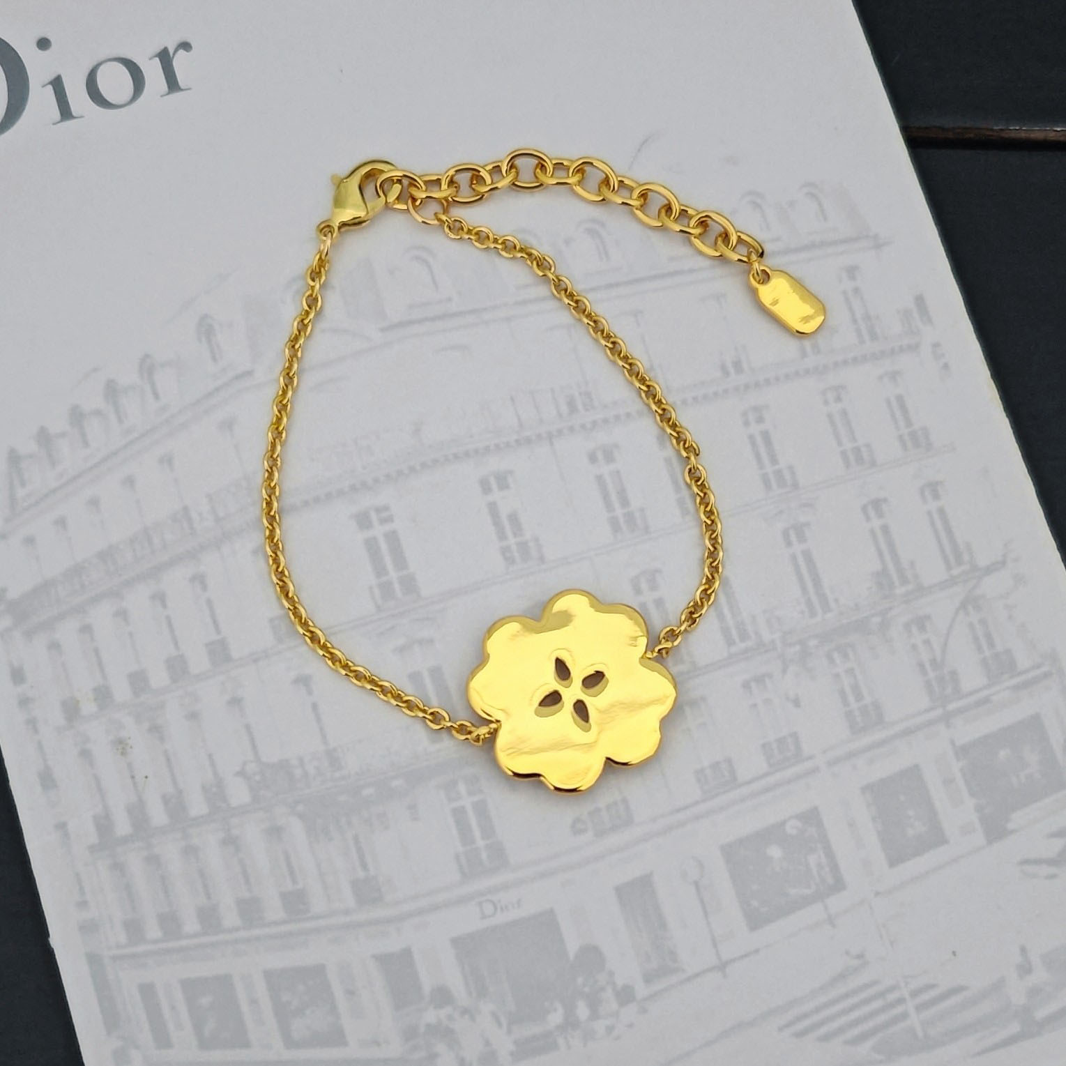 Dior Sparkling Clover Bracelet - FashionPlug