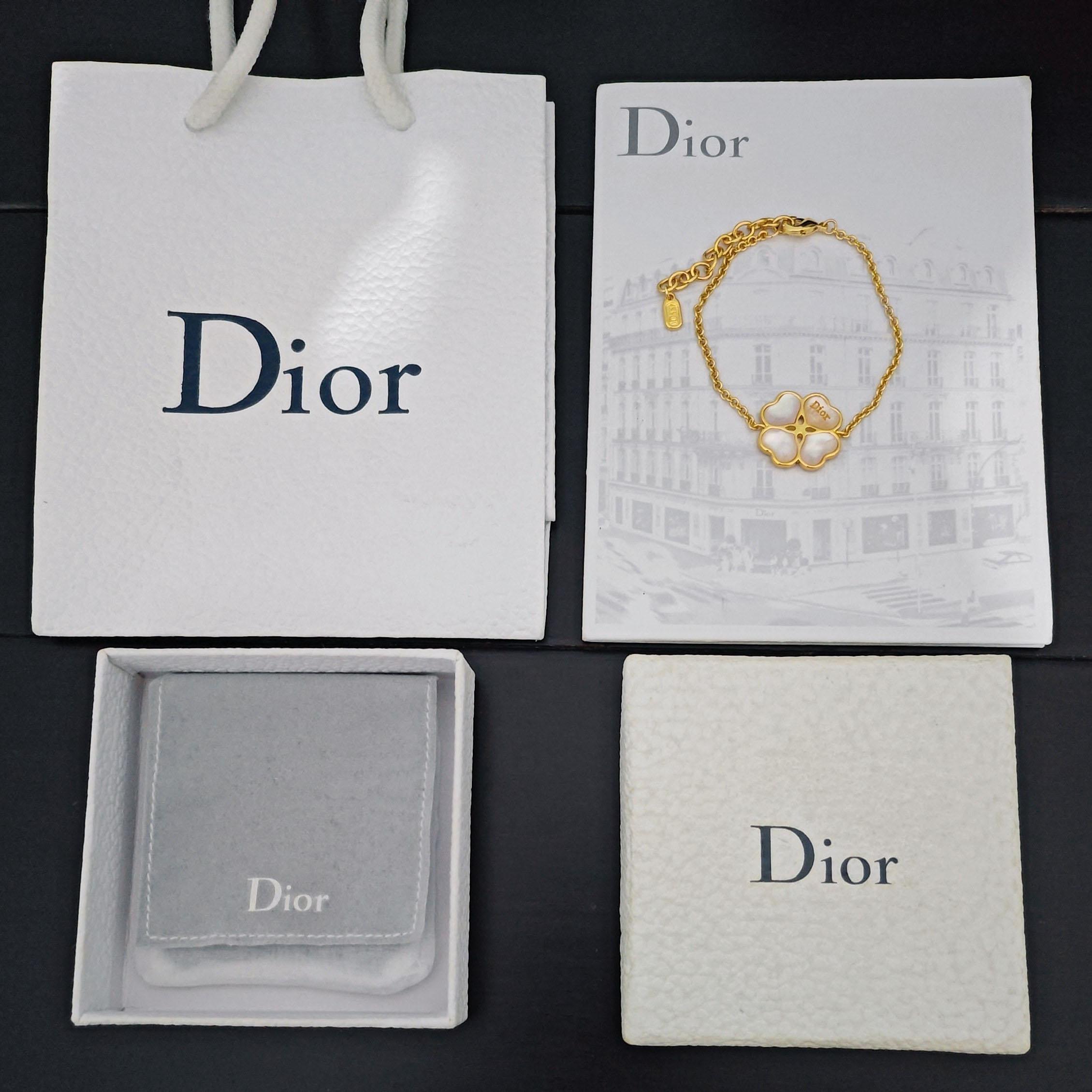 Dior Sparkling Clover Bracelet - FashionPlug