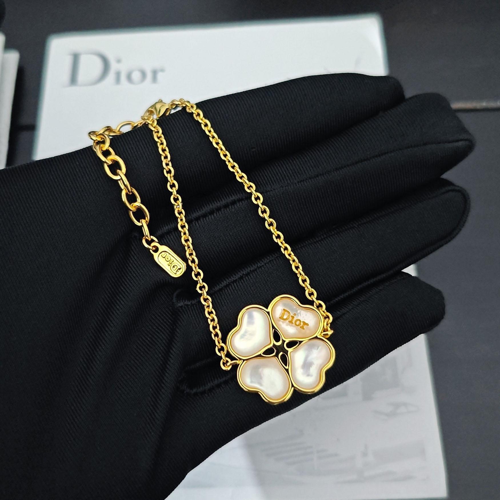Dior Sparkling Clover Bracelet - FashionPlug