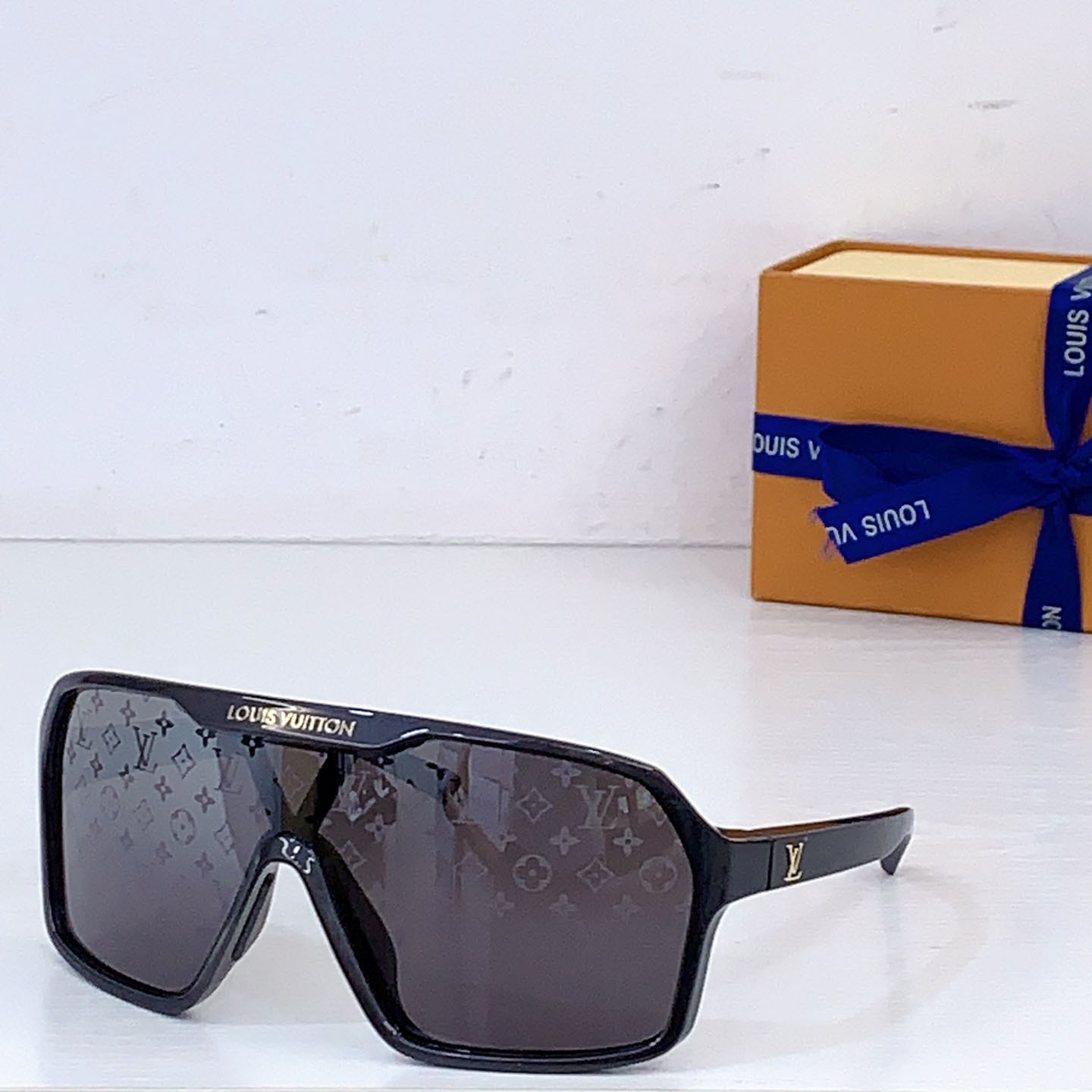 Louis Vuitton Z3102U   Sunglasses   - FashionPlug