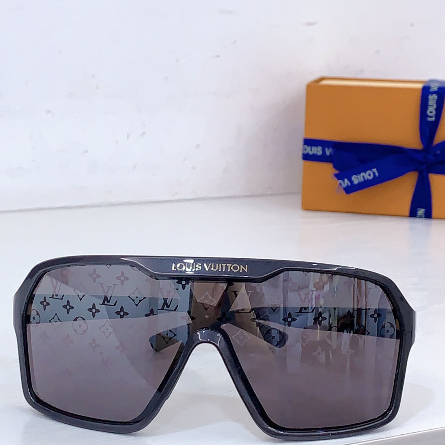 Louis Vuitton Z3102U   Sunglasses   - FashionPlug