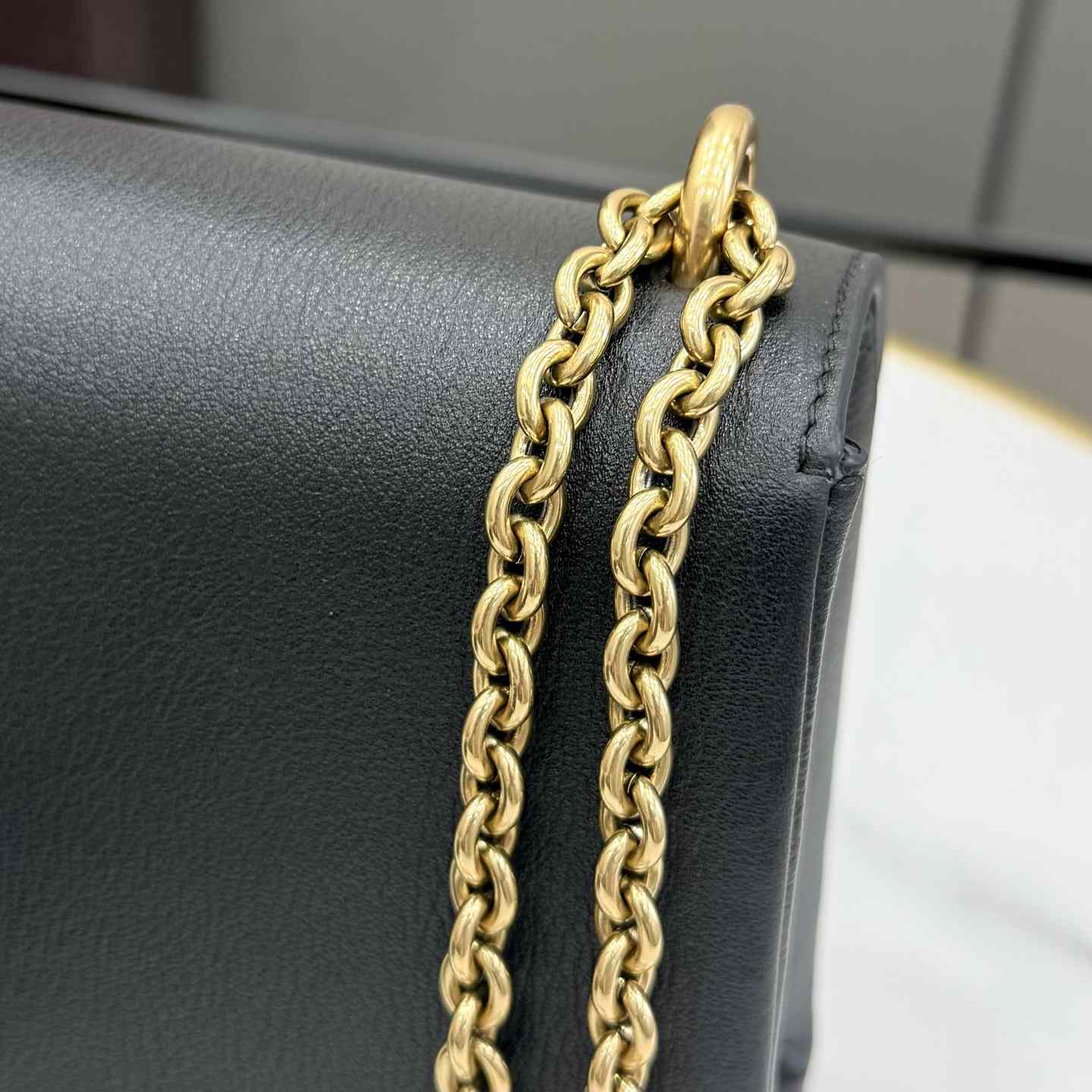 Gucci Dionysus Medium Shoulder Bag - FashionPlug