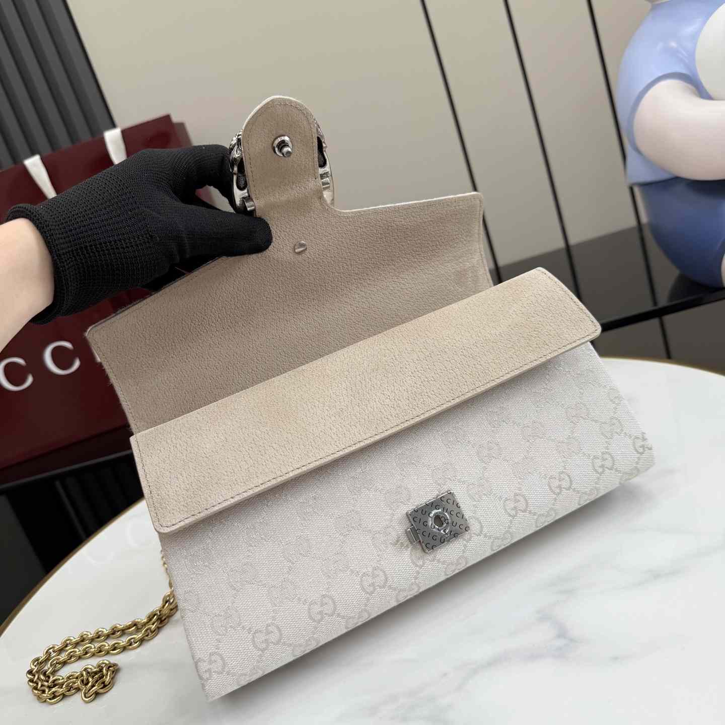 Gucci Dionysus Medium Shoulder Bag - FashionPlug