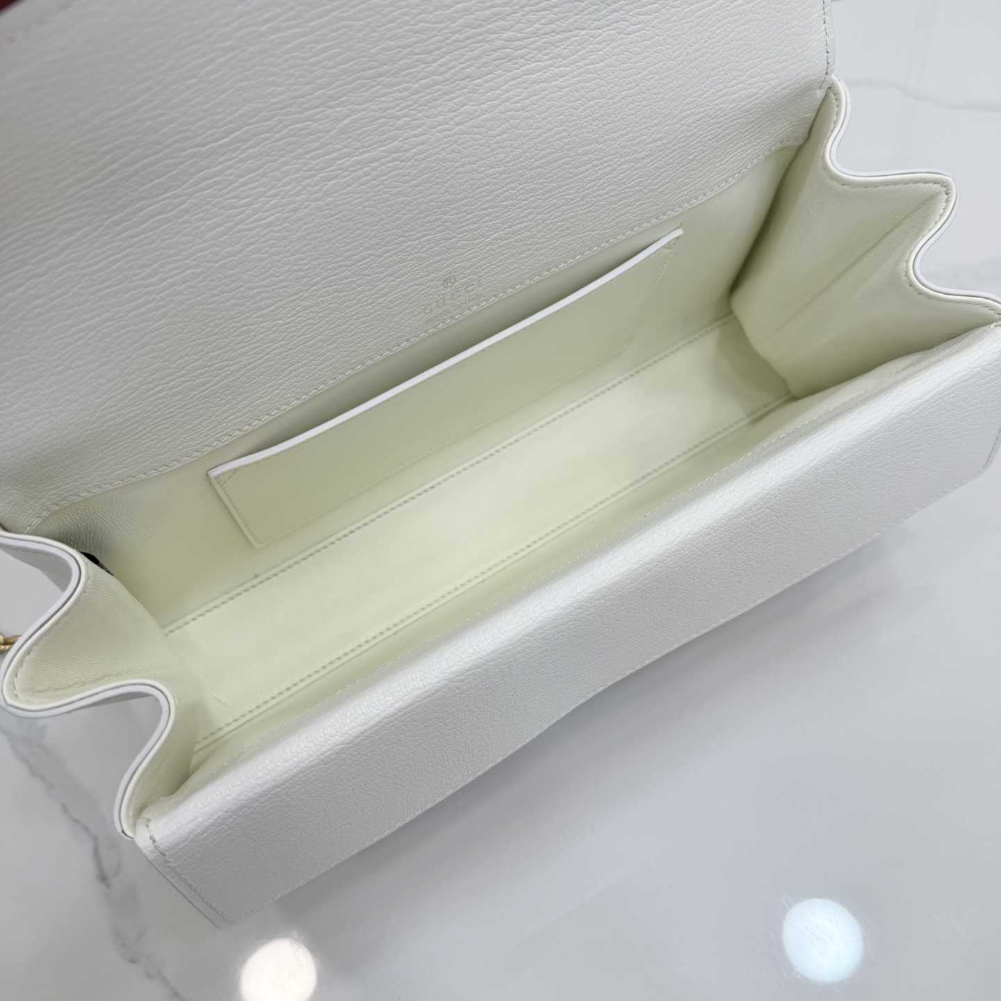 Gucci Dionysus Medium Shoulder Bag - FashionPlug