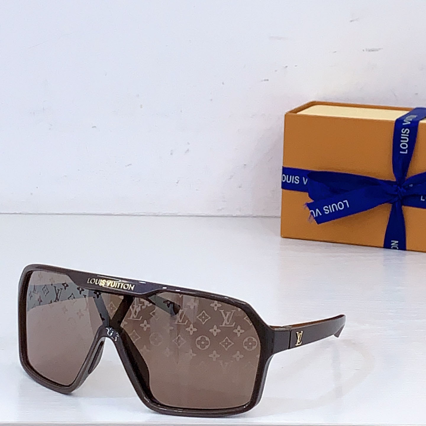 Louis Vuitton Z3102U   Sunglasses   - FashionPlug