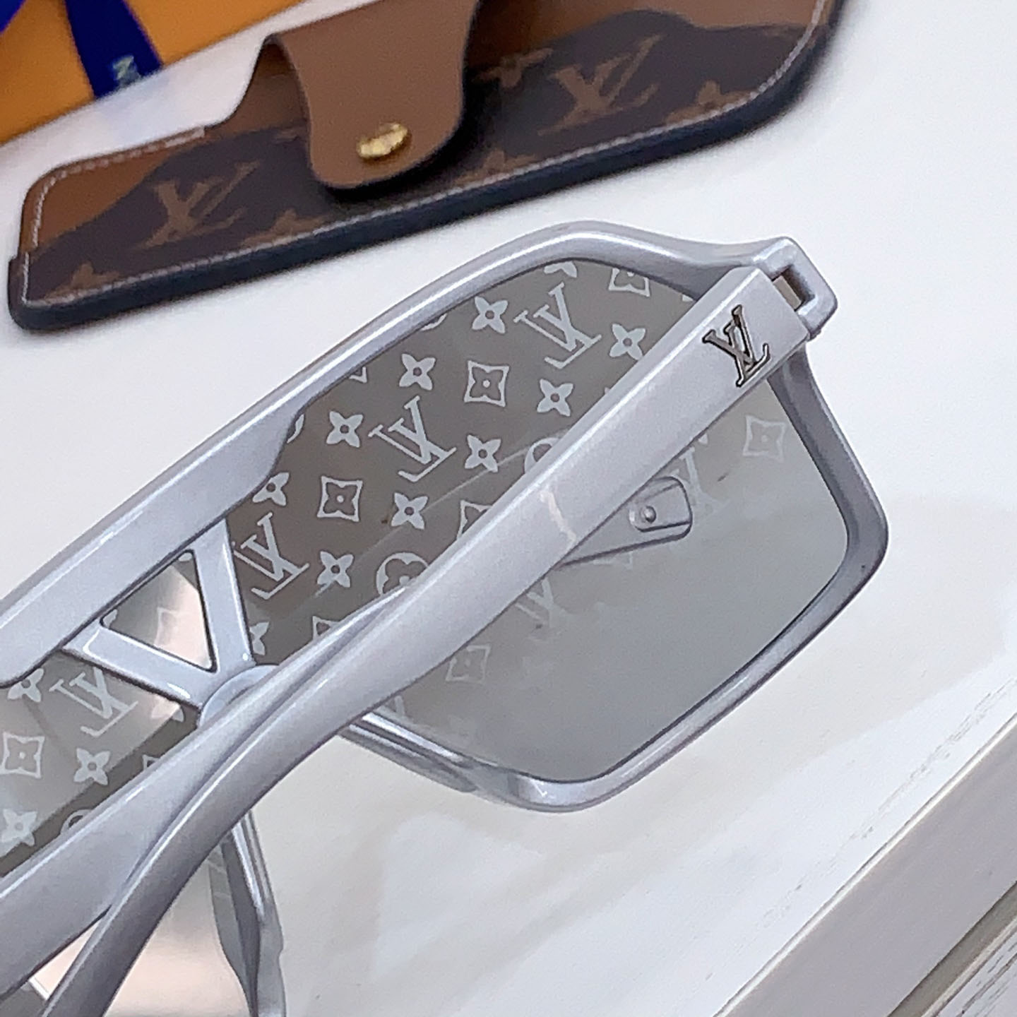 Louis Vuitton Z3102U   Sunglasses   - FashionPlug