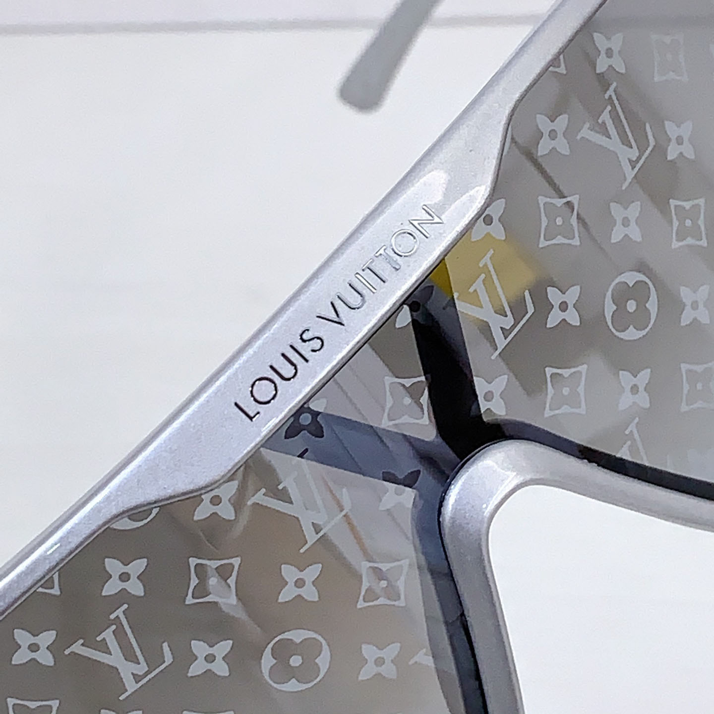 Louis Vuitton Z3102U   Sunglasses   - FashionPlug