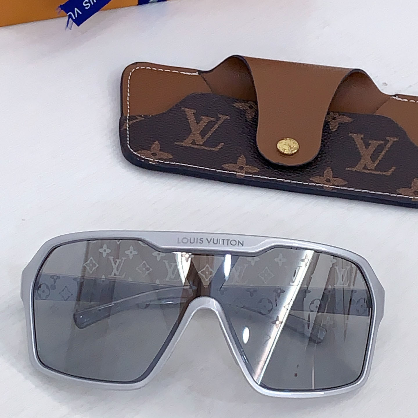 Louis Vuitton Z3102U   Sunglasses   - FashionPlug