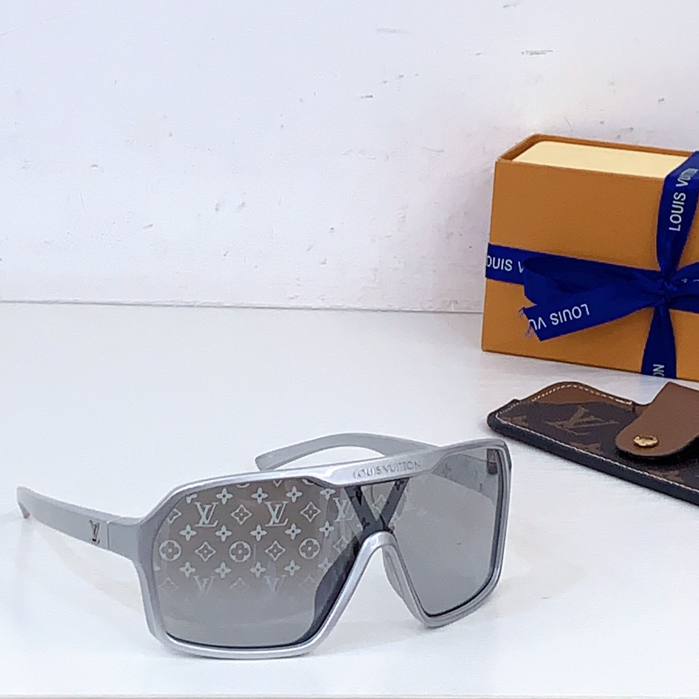 Louis Vuitton Z3102U   Sunglasses   - FashionPlug