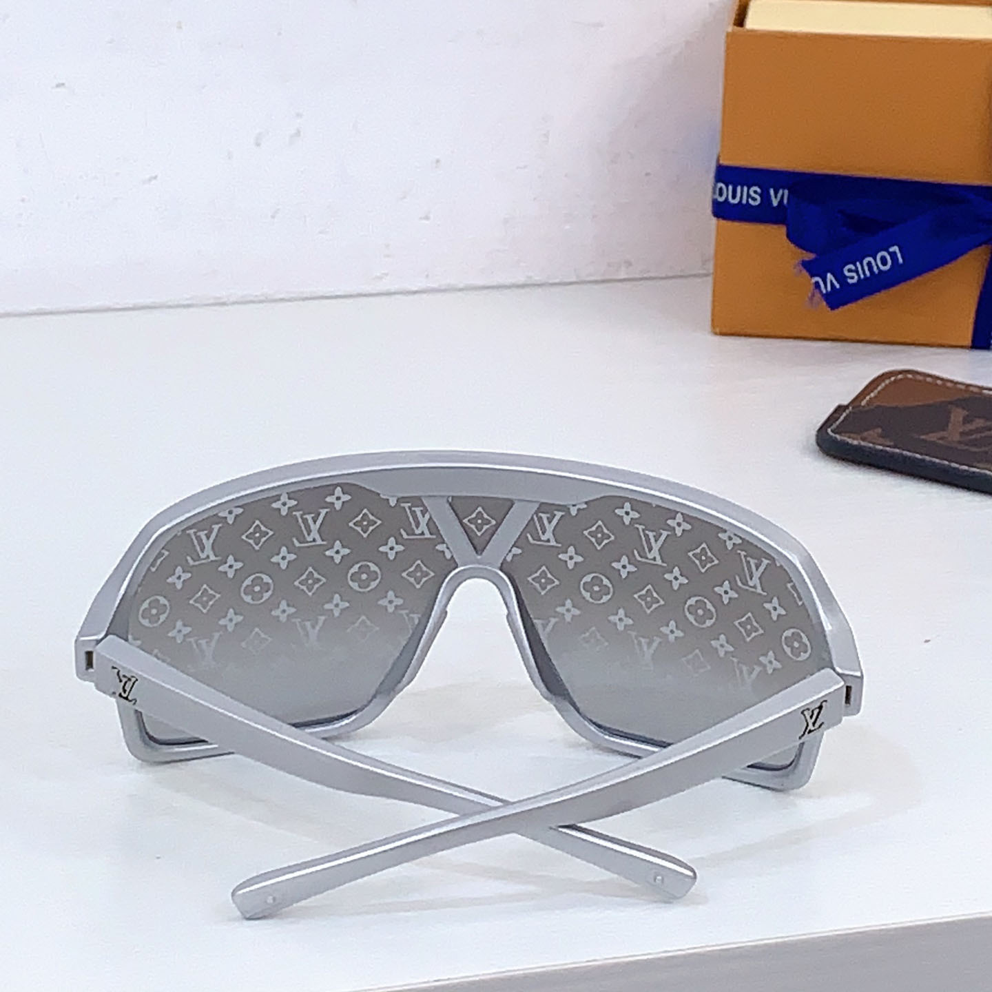 Louis Vuitton Z3102U   Sunglasses   - FashionPlug