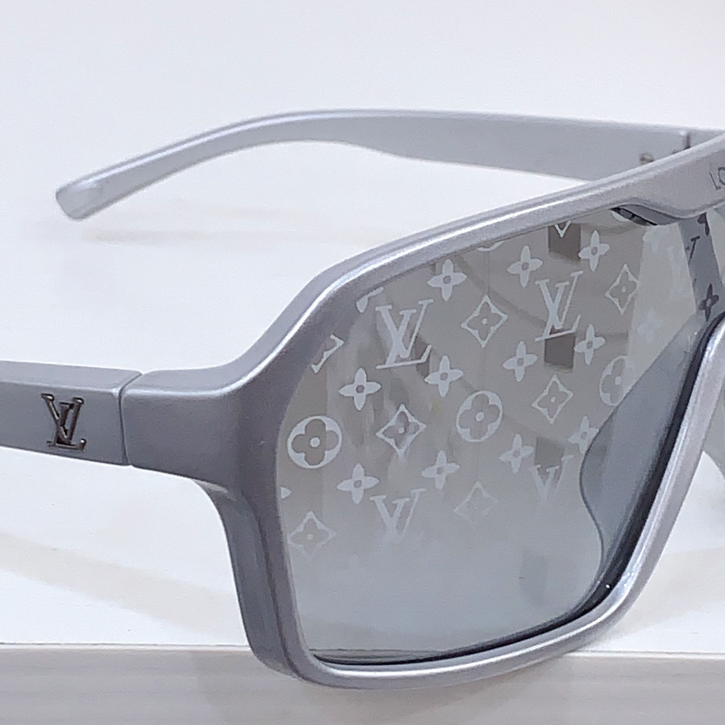 Louis Vuitton Z3102U   Sunglasses   - FashionPlug