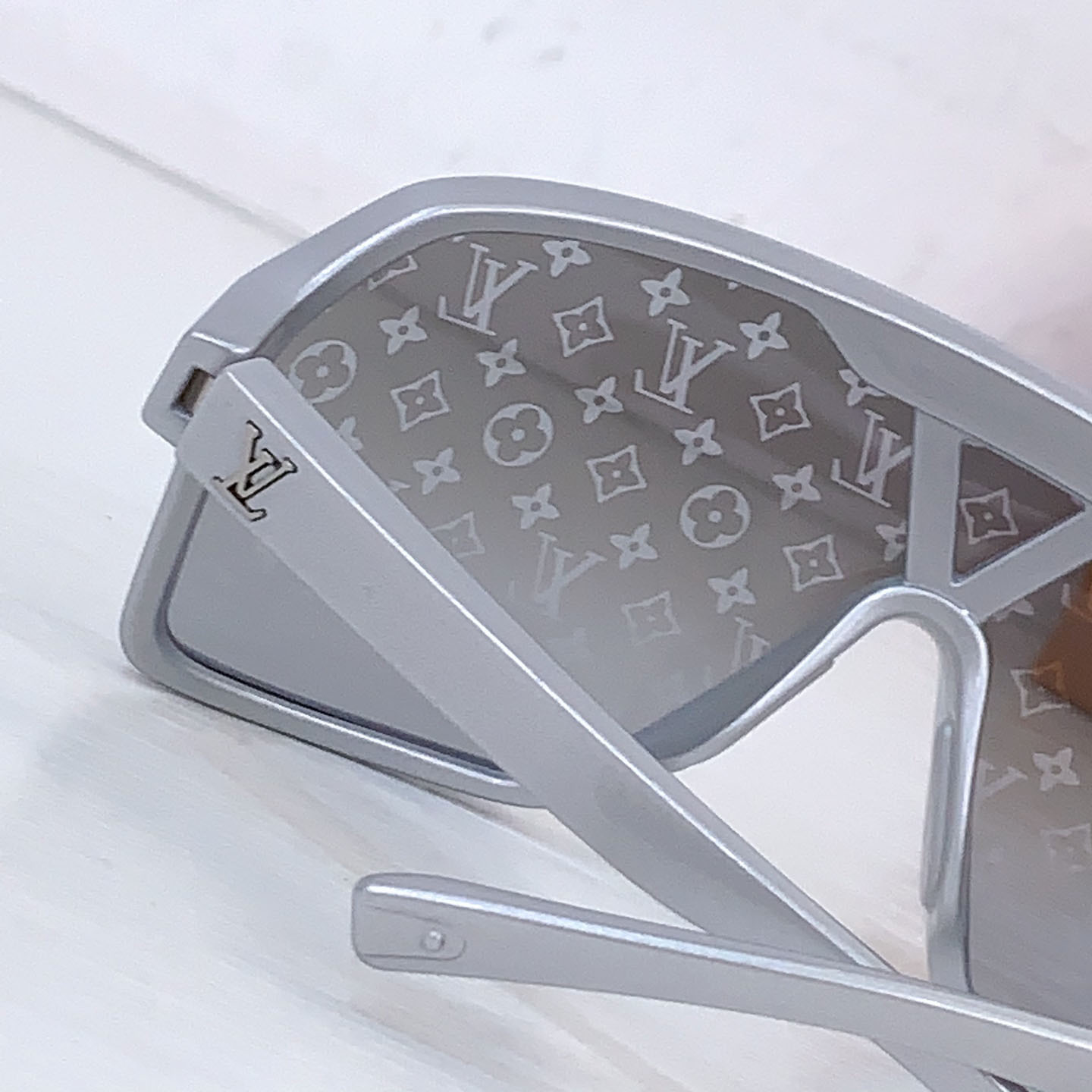 Louis Vuitton Z3102U   Sunglasses   - FashionPlug