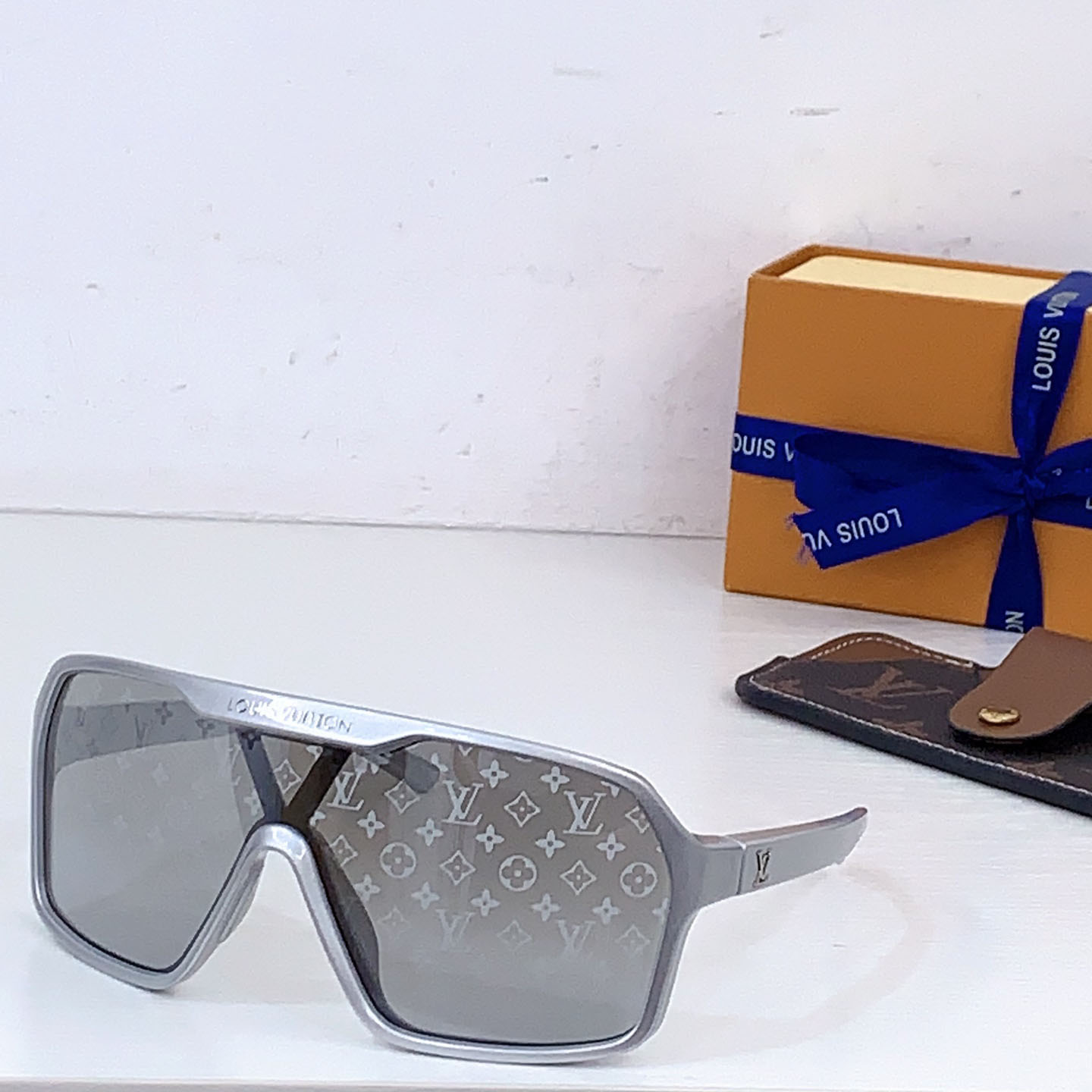 Louis Vuitton Z3102U   Sunglasses   - FashionPlug
