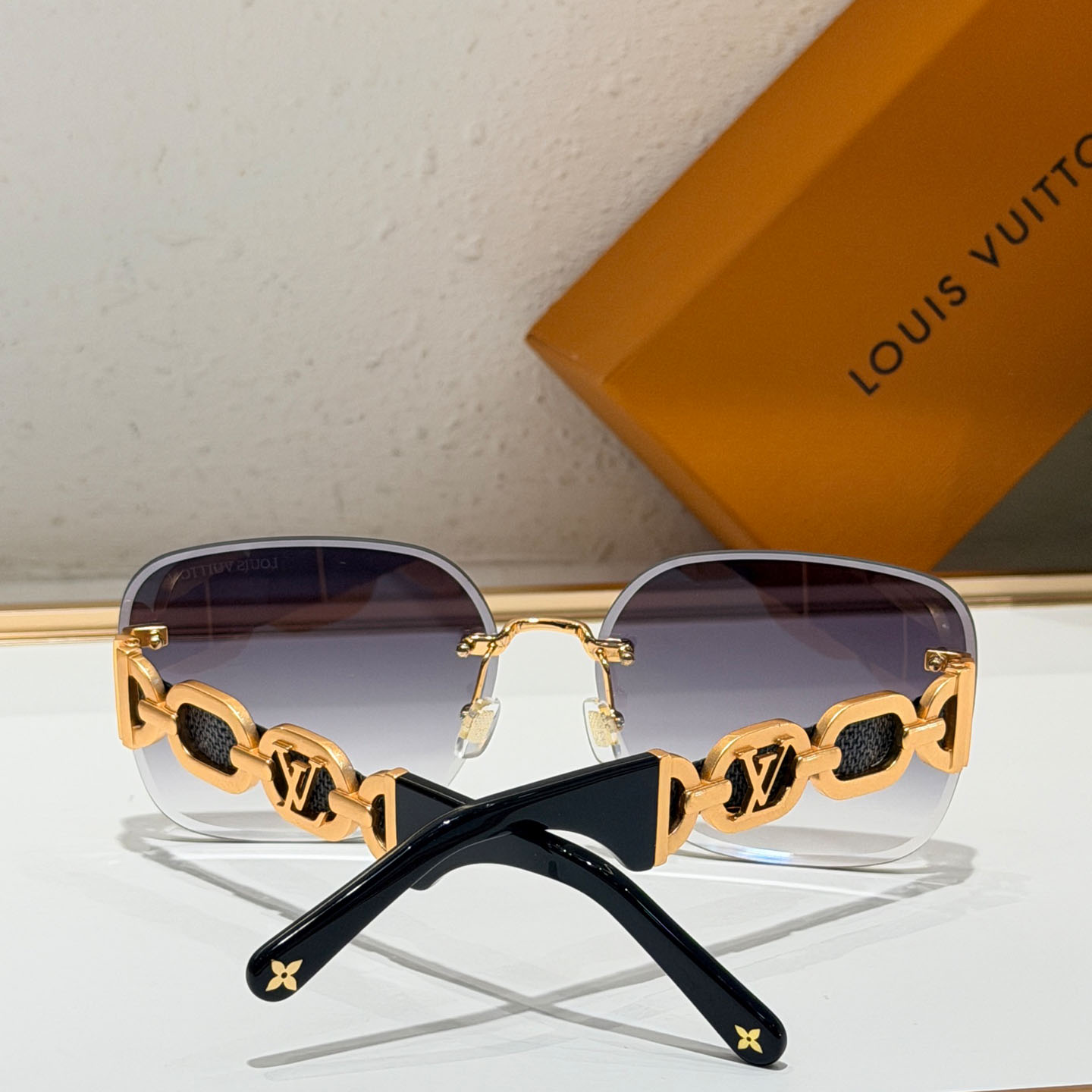 Louis Vuitton Z2056   Sunglasses   - FashionPlug